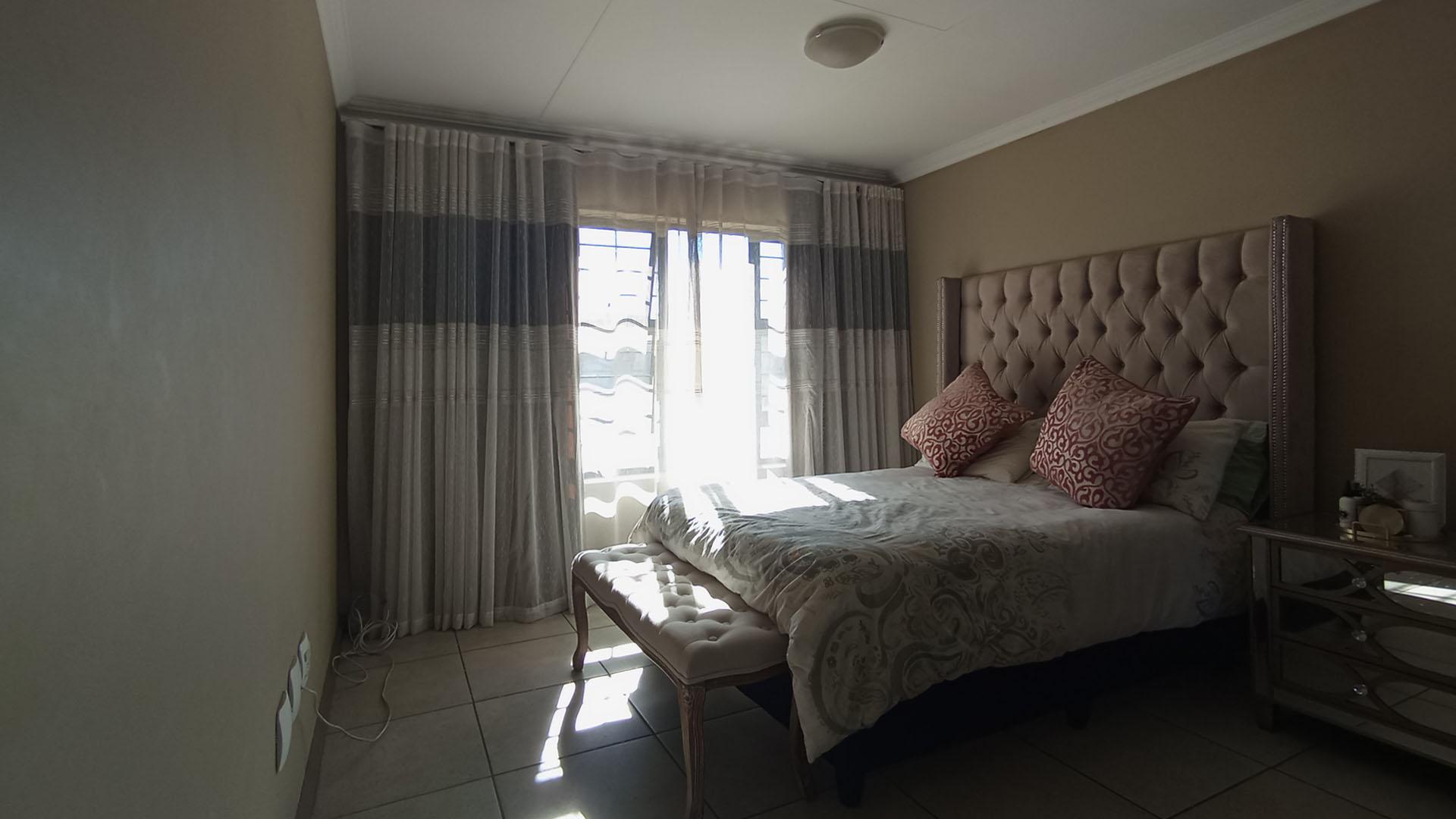 Main Bedroom - 17 square meters of property in Amberfield