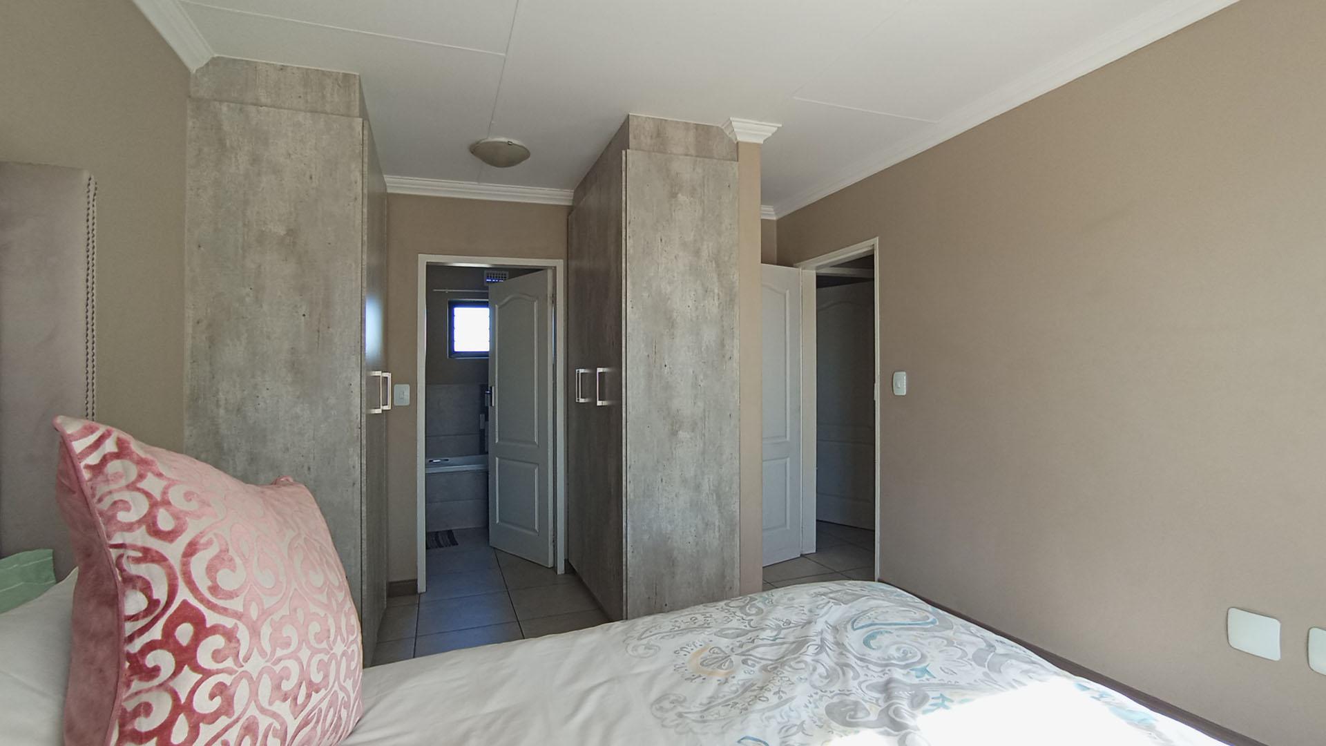 Main Bedroom - 17 square meters of property in Amberfield