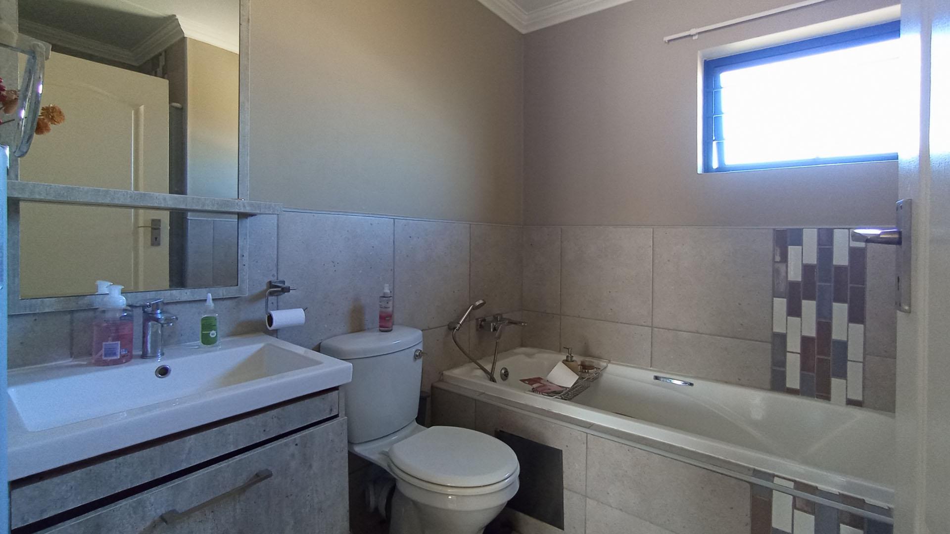 Main Bathroom - 6 square meters of property in Amberfield
