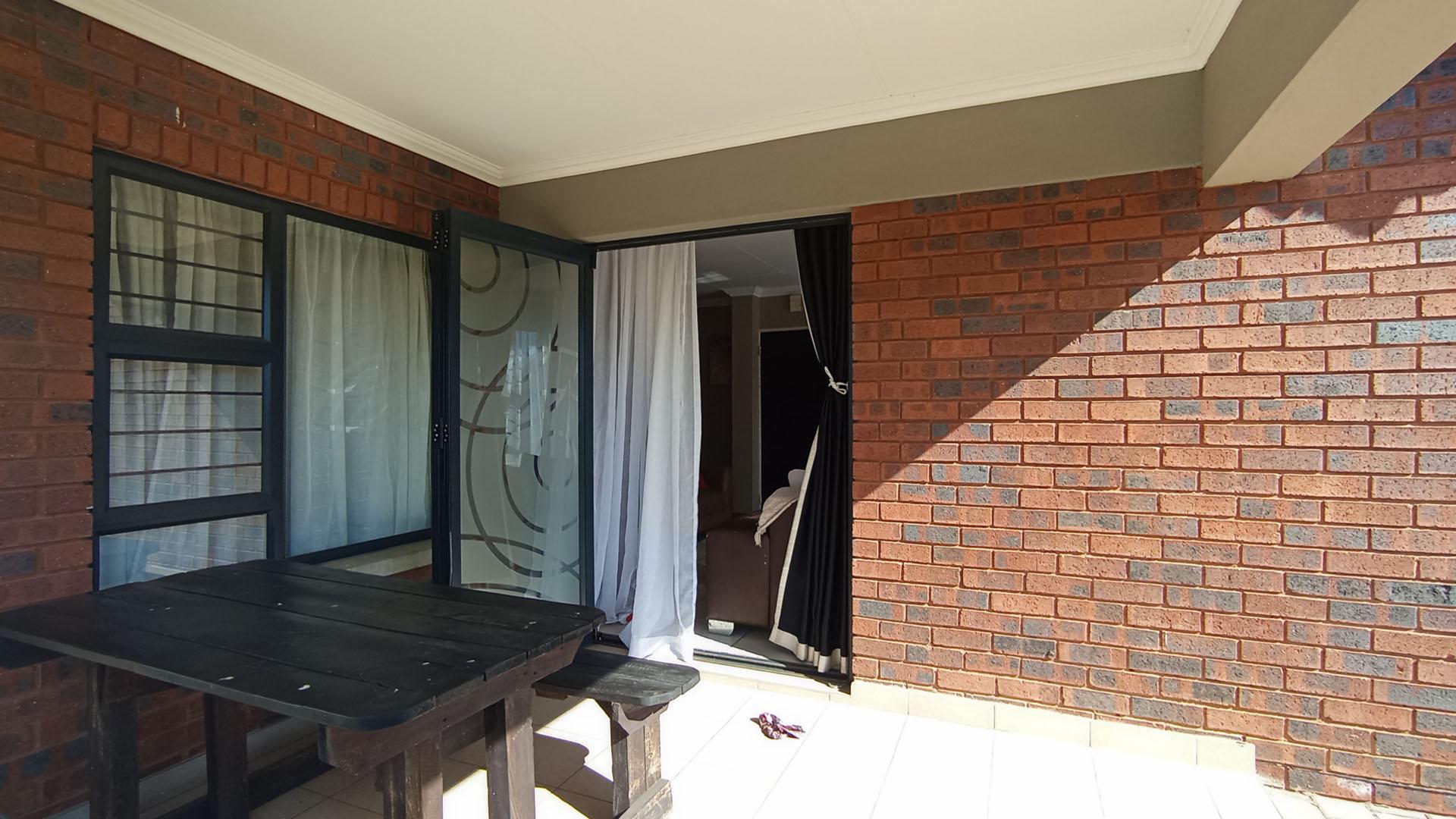 Patio - 9 square meters of property in Amberfield