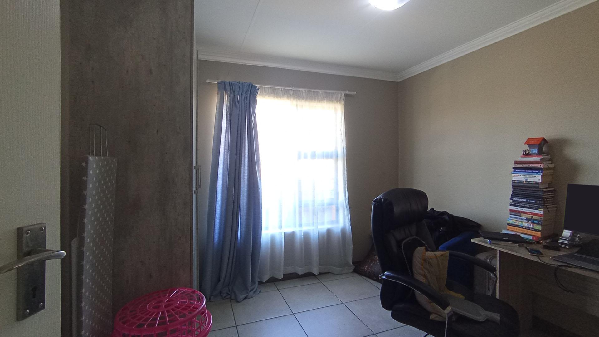 Bed Room 2 - 11 square meters of property in Amberfield