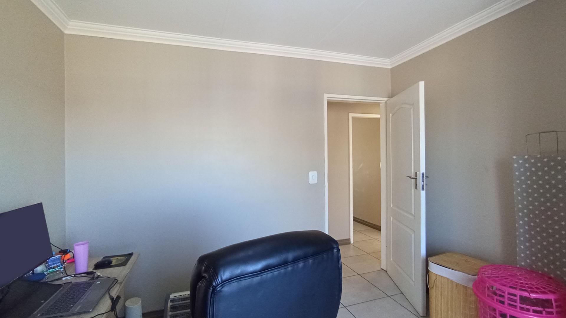 Bed Room 2 - 11 square meters of property in Amberfield