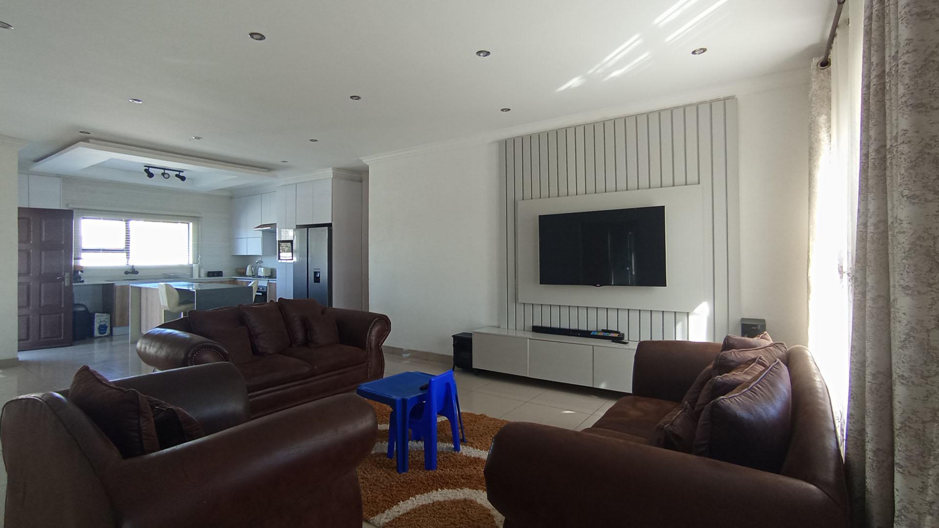 Lounges - 37 square meters of property in The Orchards