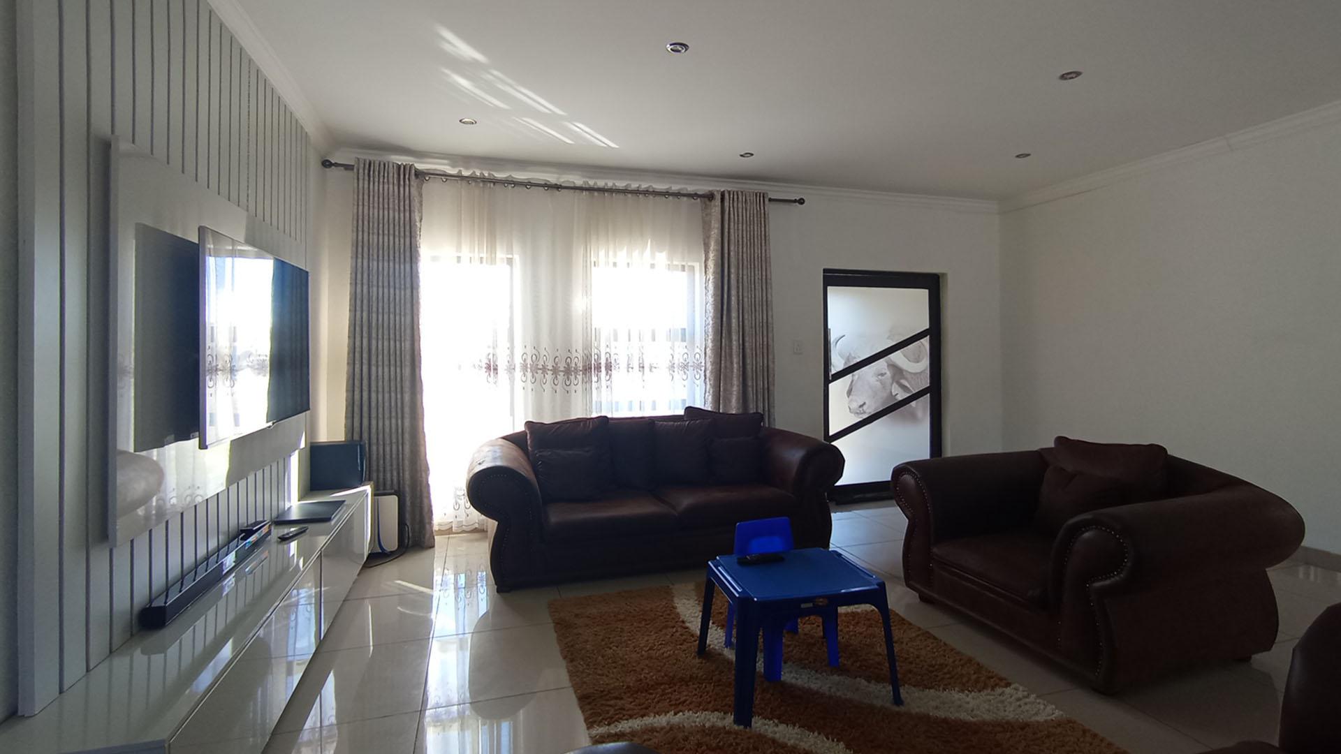 Lounges - 37 square meters of property in The Orchards