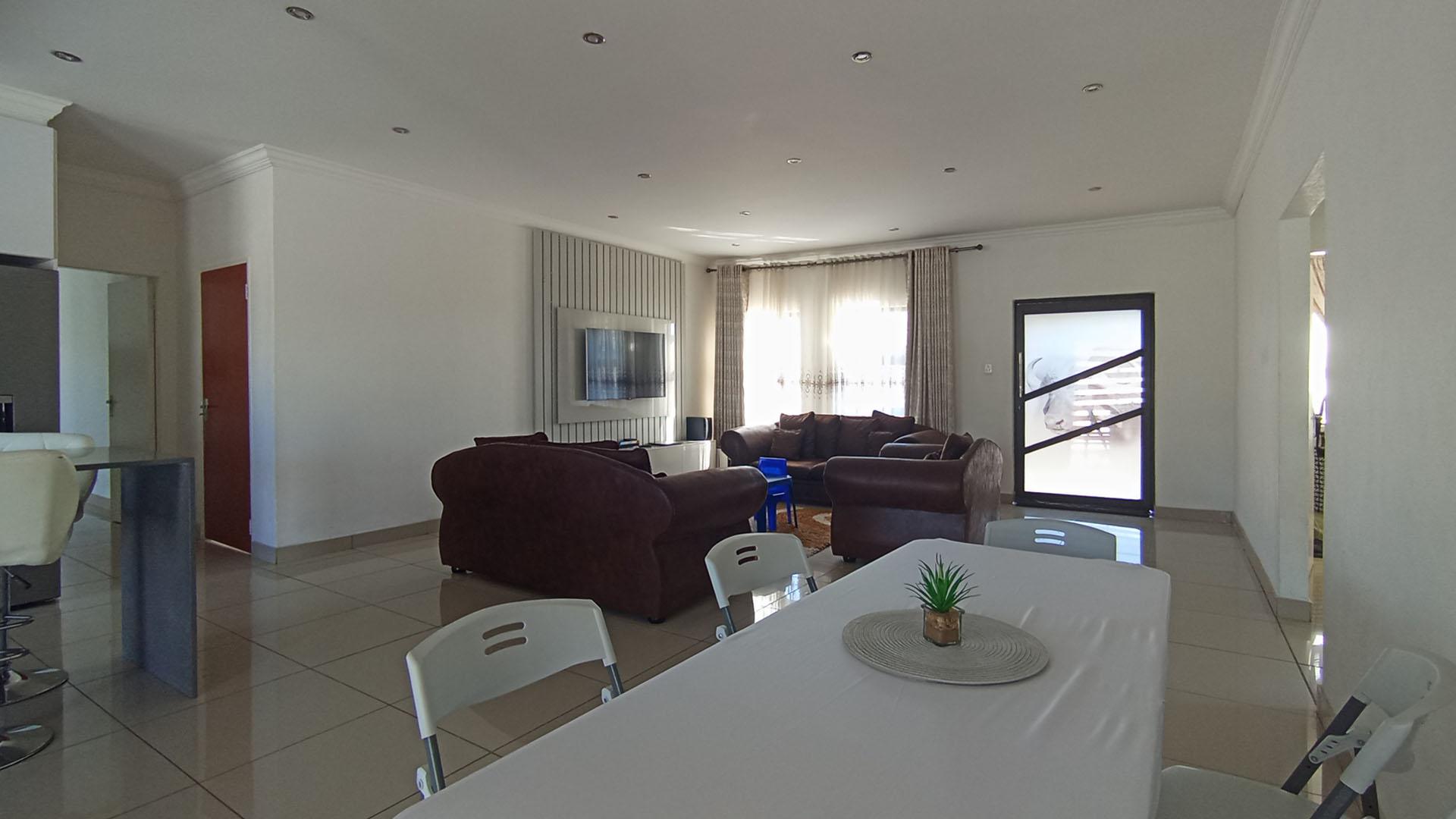 Dining Room - 8 square meters of property in The Orchards