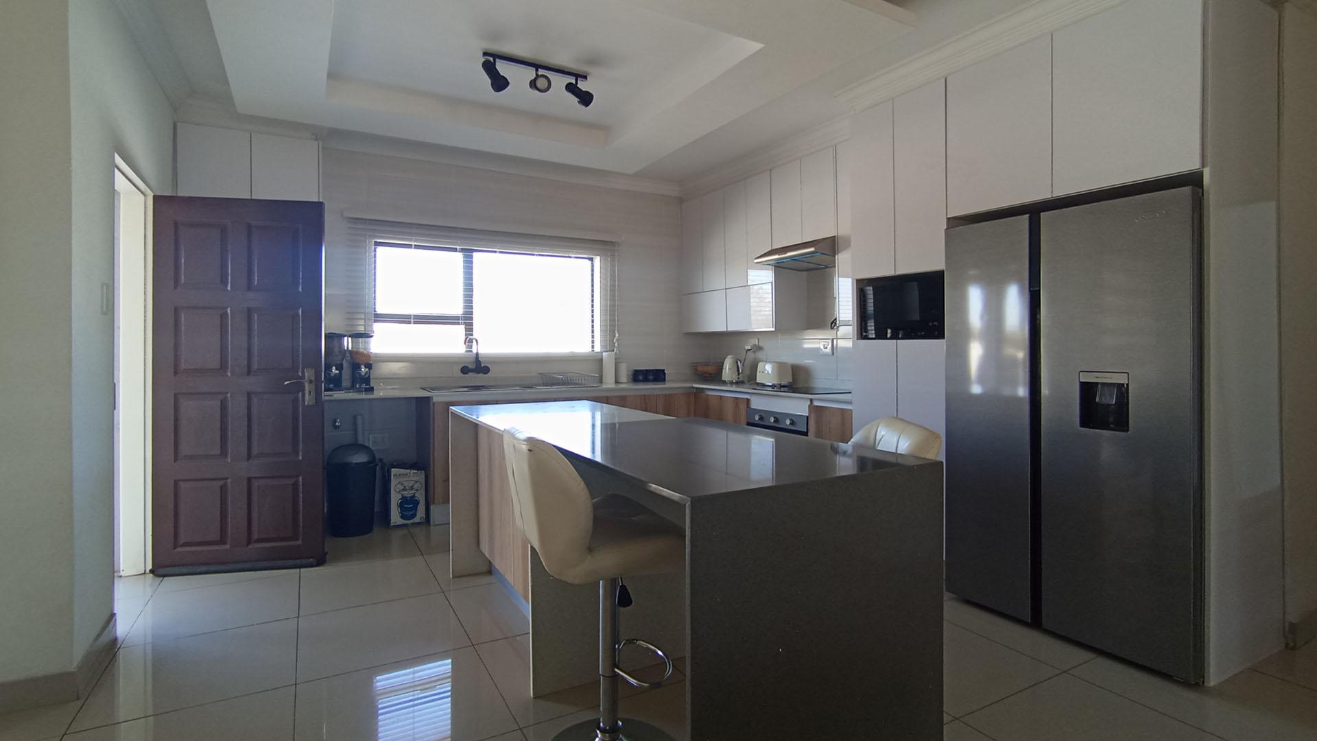 Kitchen - 22 square meters of property in The Orchards