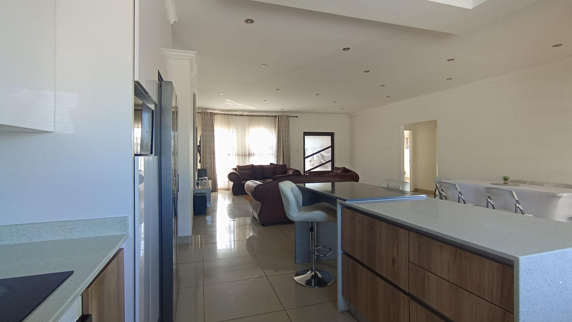 Kitchen - 22 square meters of property in The Orchards