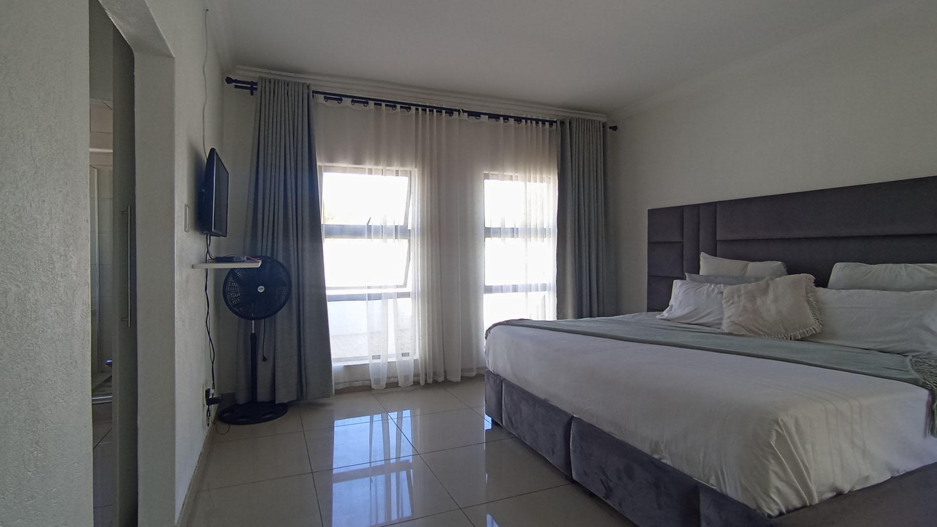 Main Bedroom - 28 square meters of property in The Orchards