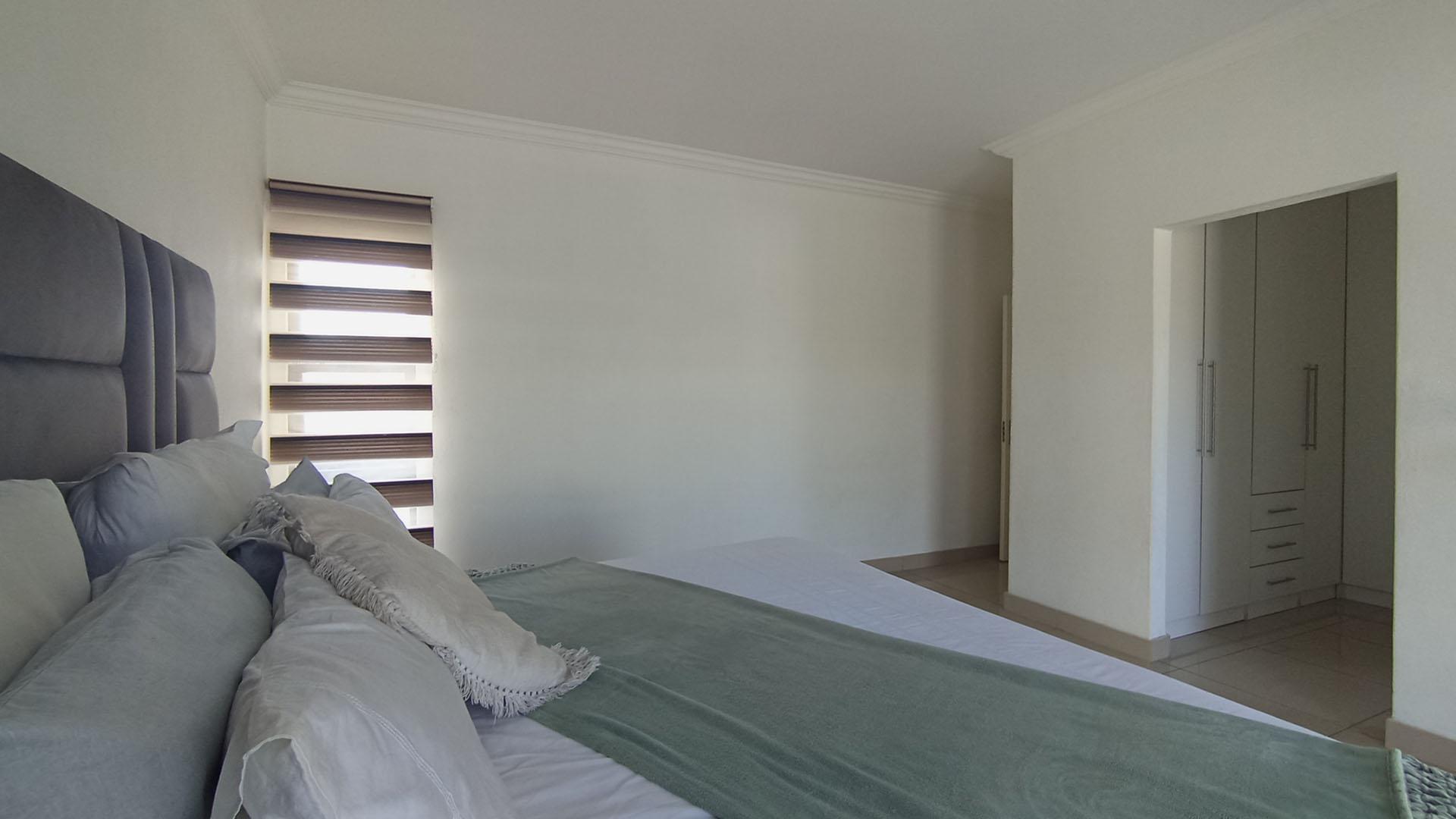 Main Bedroom - 28 square meters of property in The Orchards
