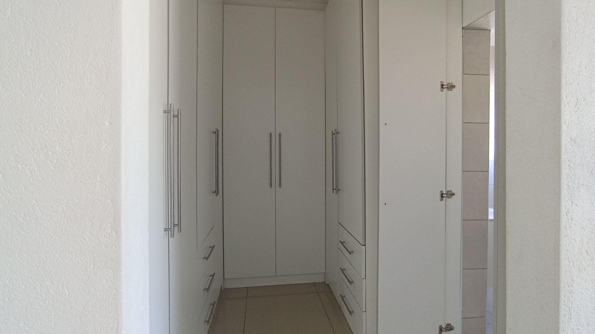 Main Bedroom - 28 square meters of property in The Orchards