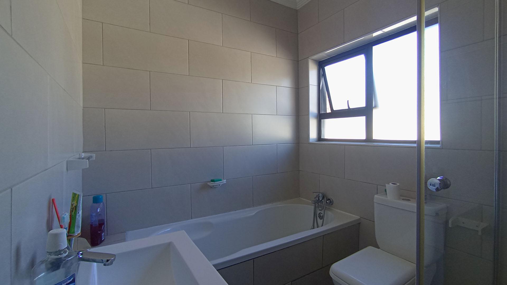 Main Bathroom - 6 square meters of property in The Orchards
