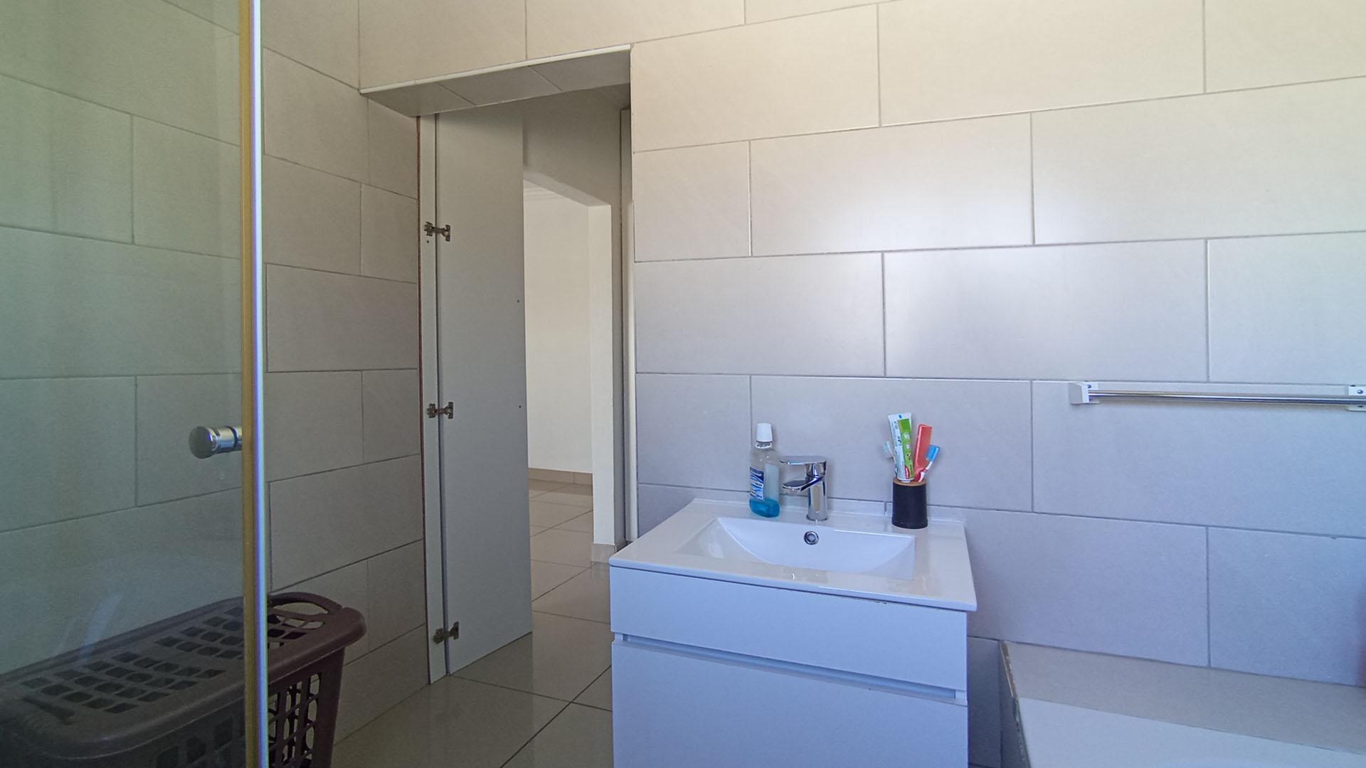 Main Bathroom - 6 square meters of property in The Orchards