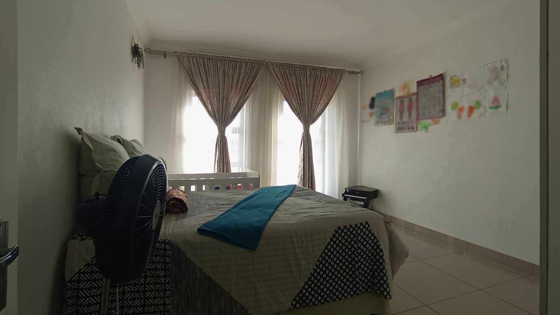 Bed Room 1 - 19 square meters of property in The Orchards