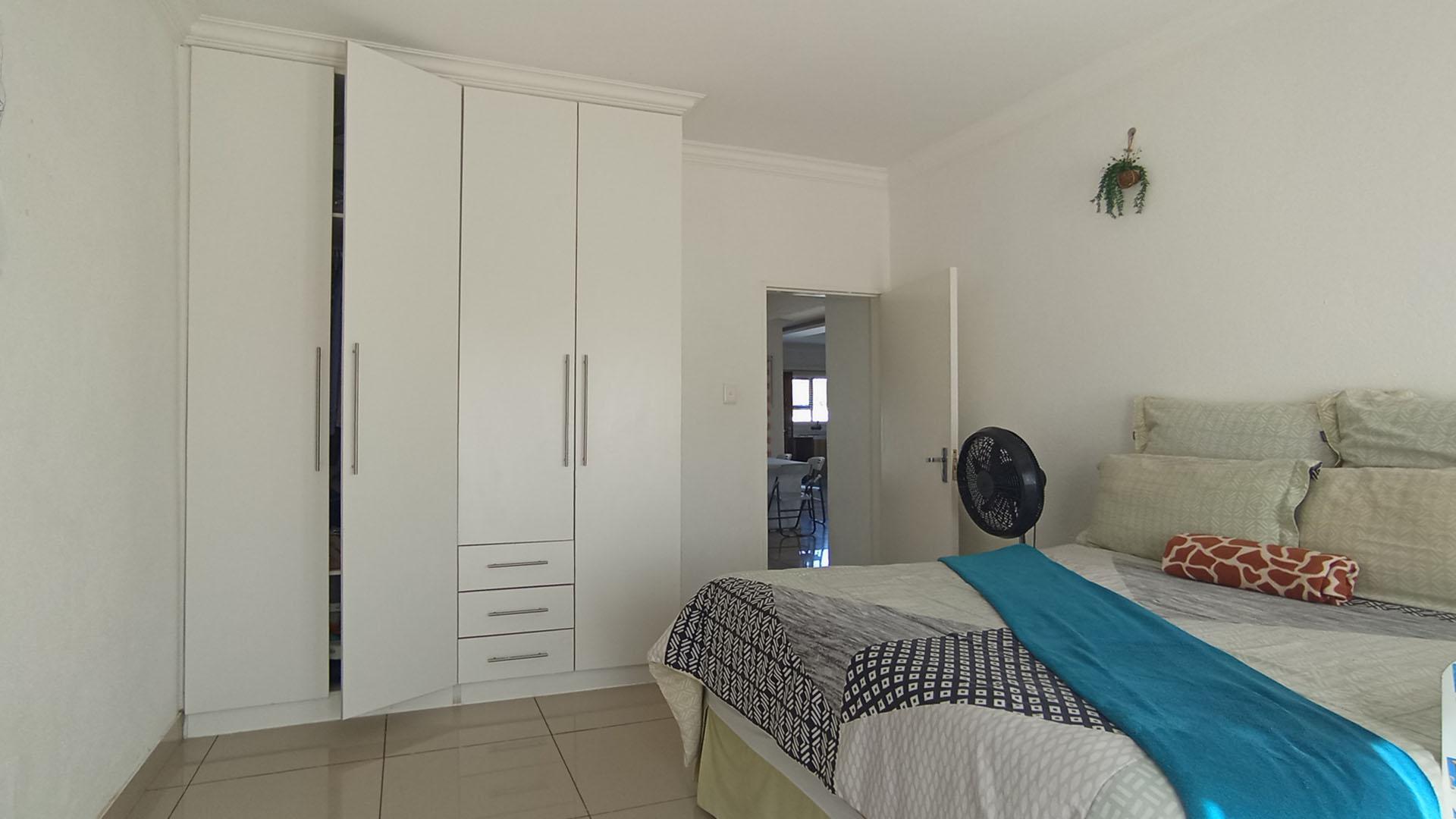Bed Room 1 - 19 square meters of property in The Orchards