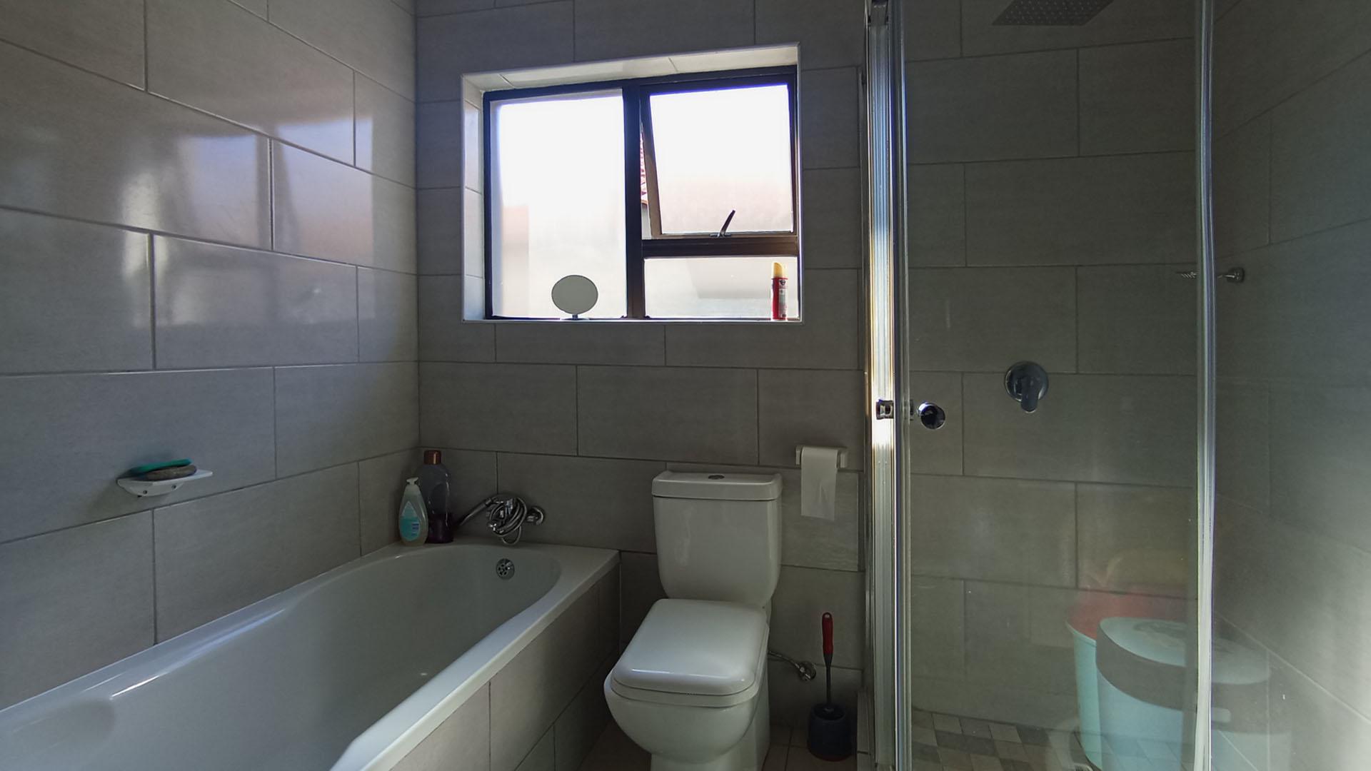Bathroom 1 - 9 square meters of property in The Orchards