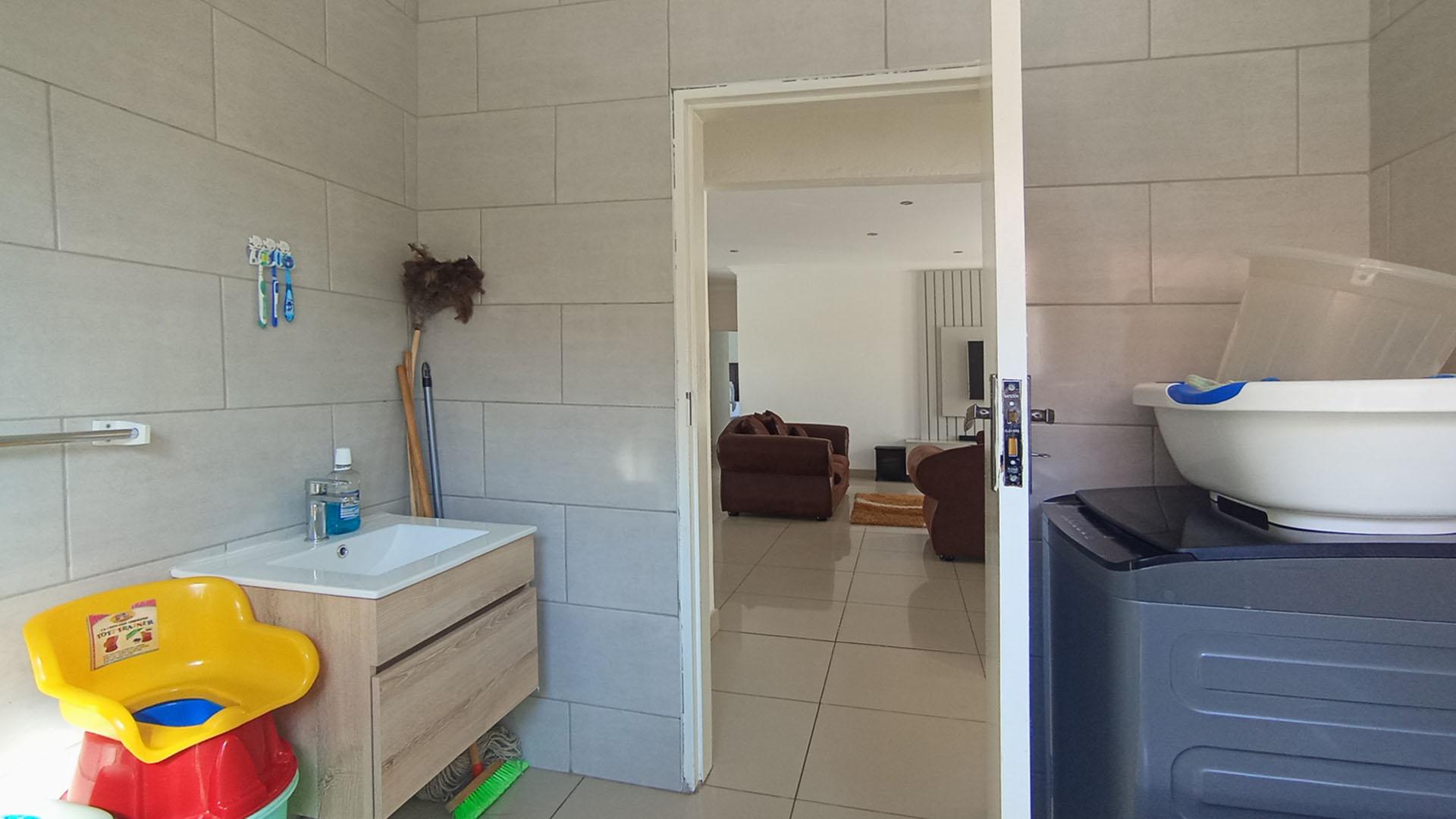 Bathroom 1 - 9 square meters of property in The Orchards