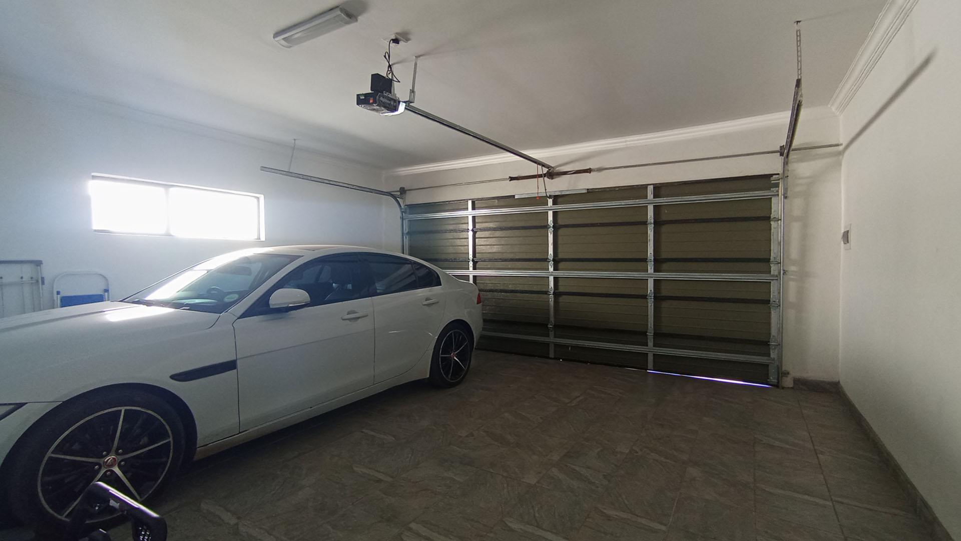 Garage - 44 square meters of property in The Orchards