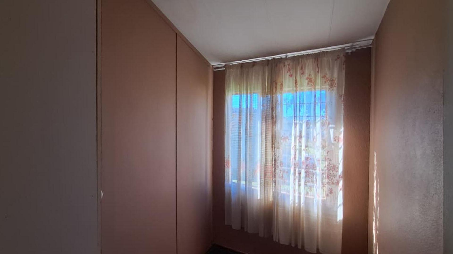 Bed Room 2 - 8 square meters of property in Florida