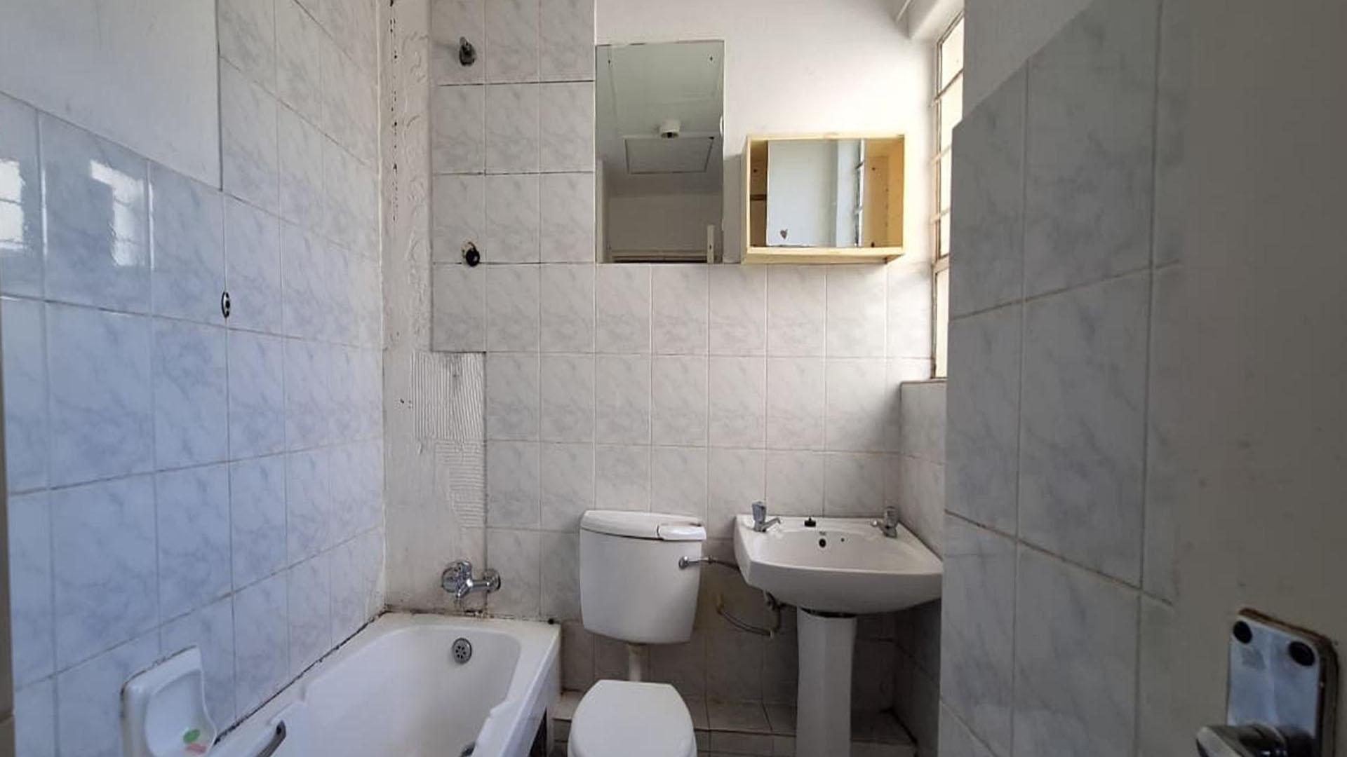 Bathroom 1 - 5 square meters of property in Florida