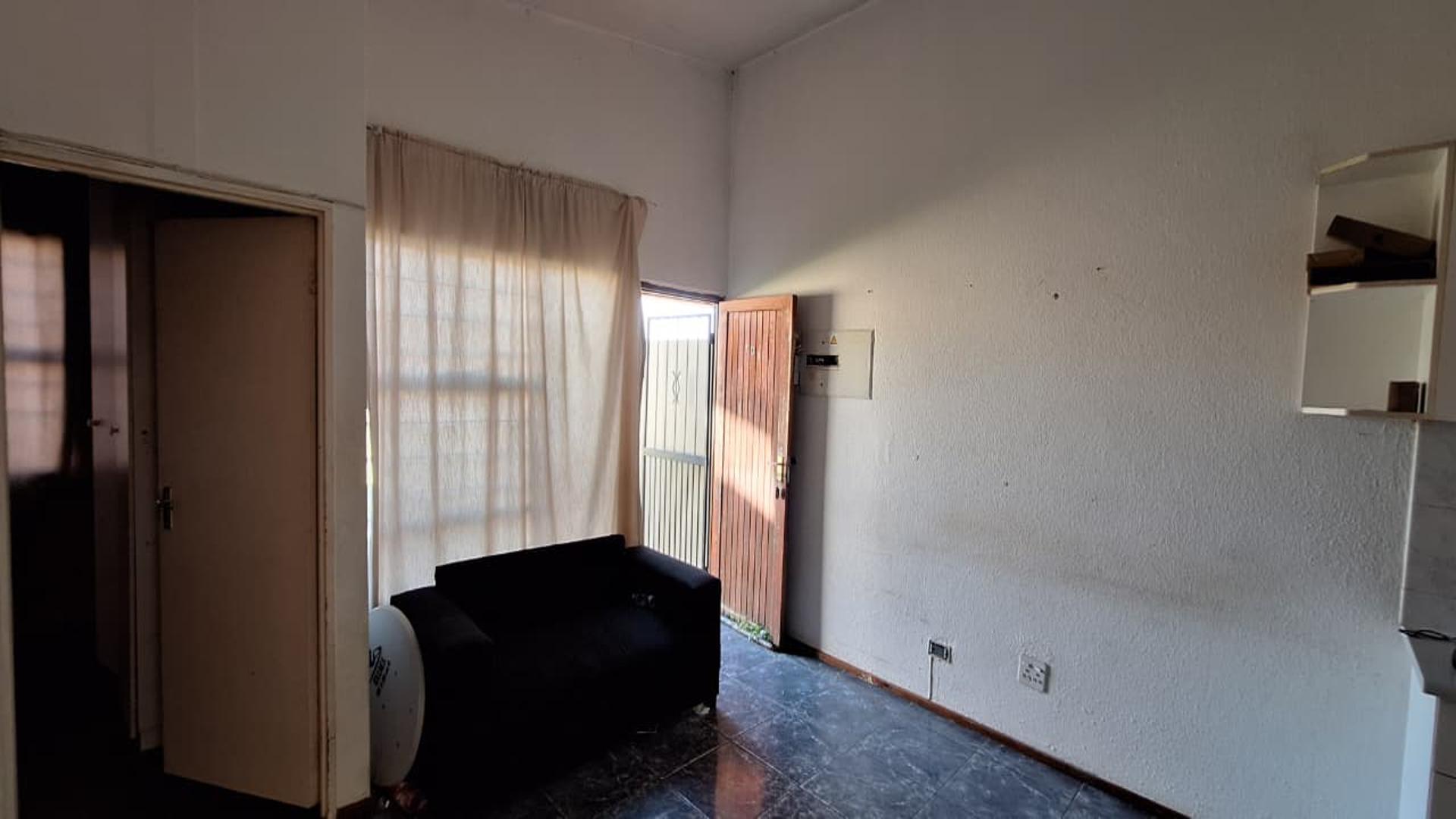 Lounges - 15 square meters of property in Florida
