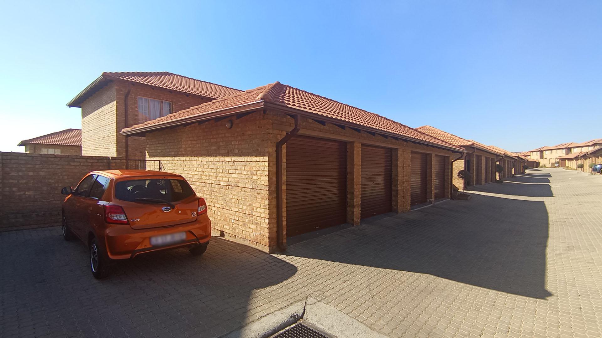 Front View of property in Kosmosdal