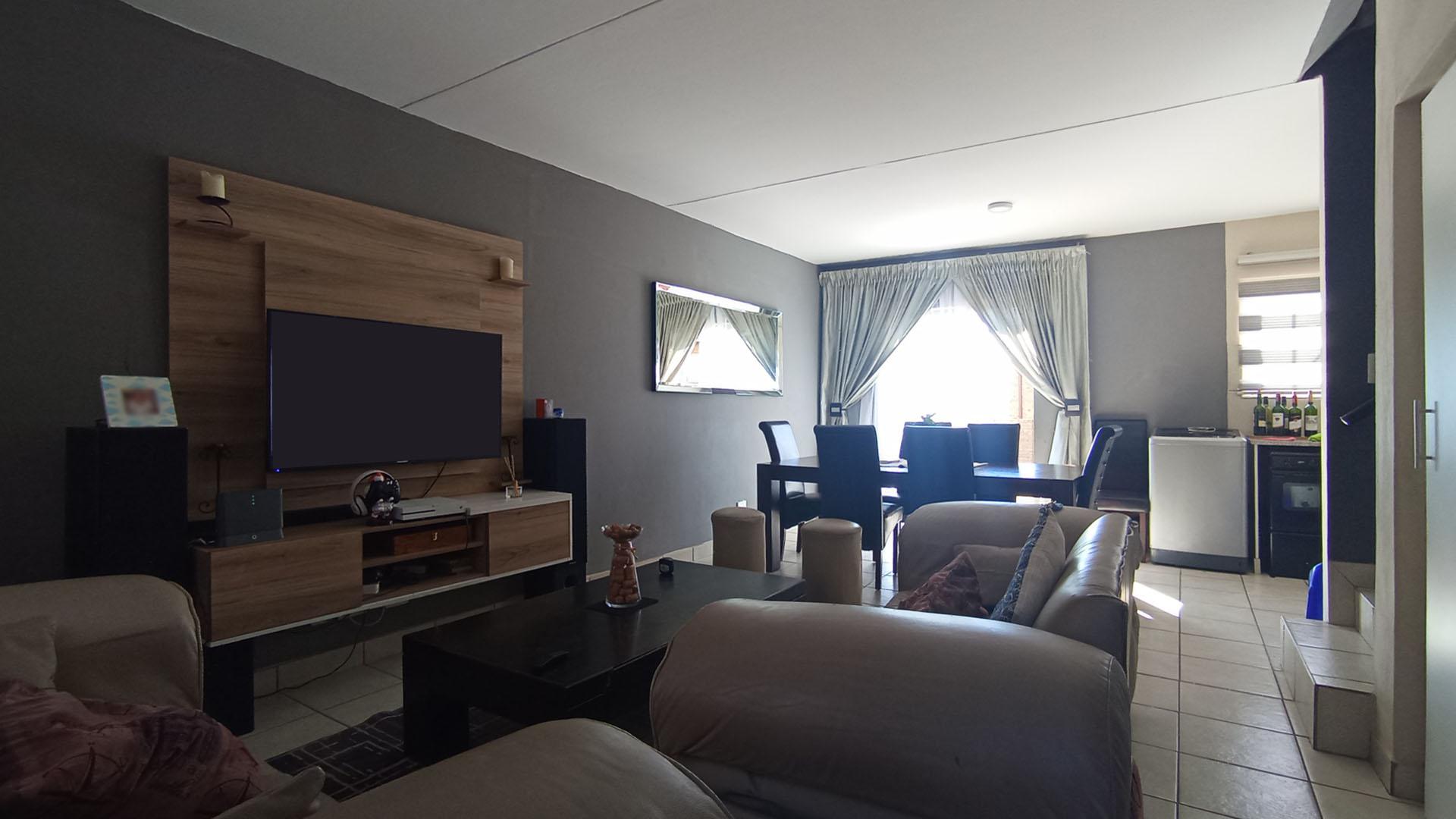 Lounges - 13 square meters of property in Kosmosdal