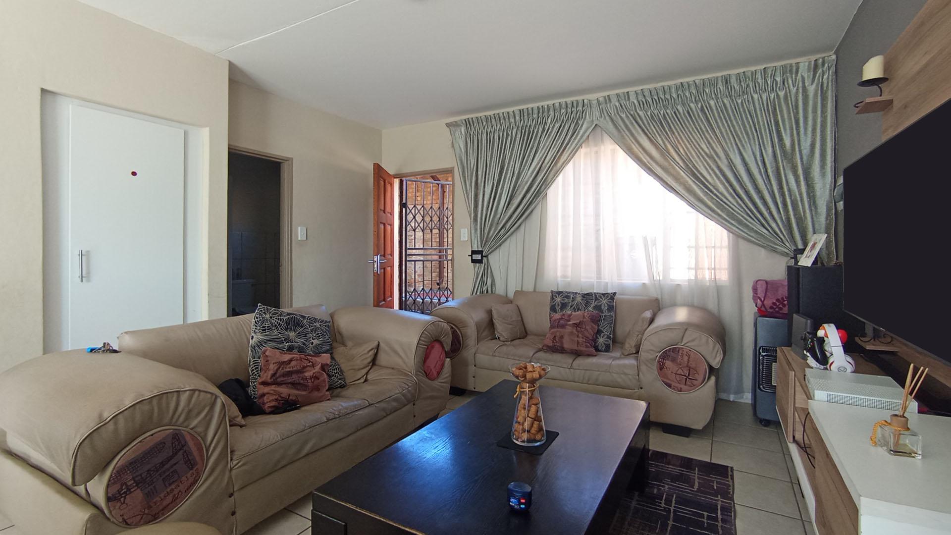 Lounges - 13 square meters of property in Kosmosdal