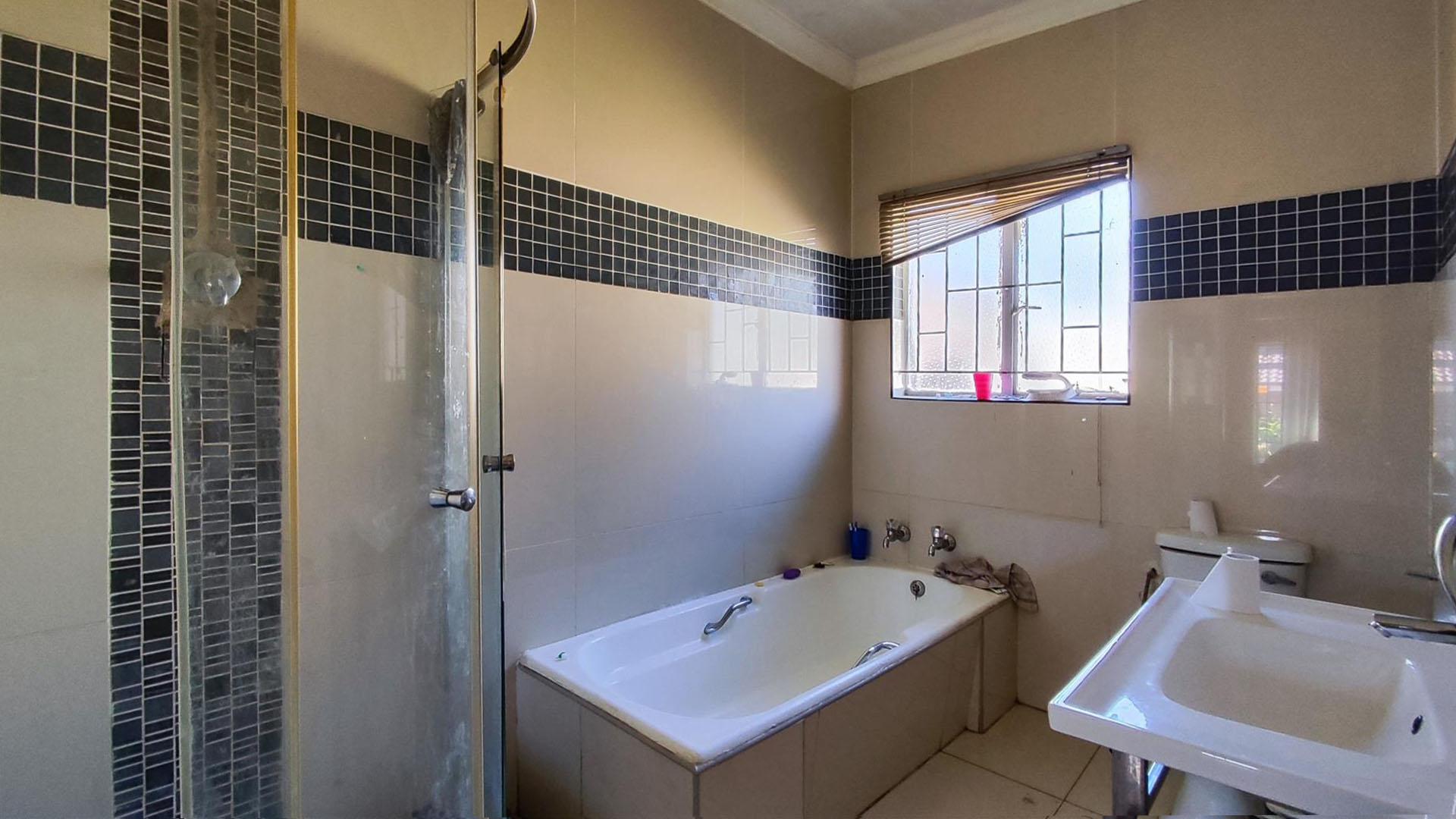 Bathroom 1 - 8 square meters of property in Birch Acres