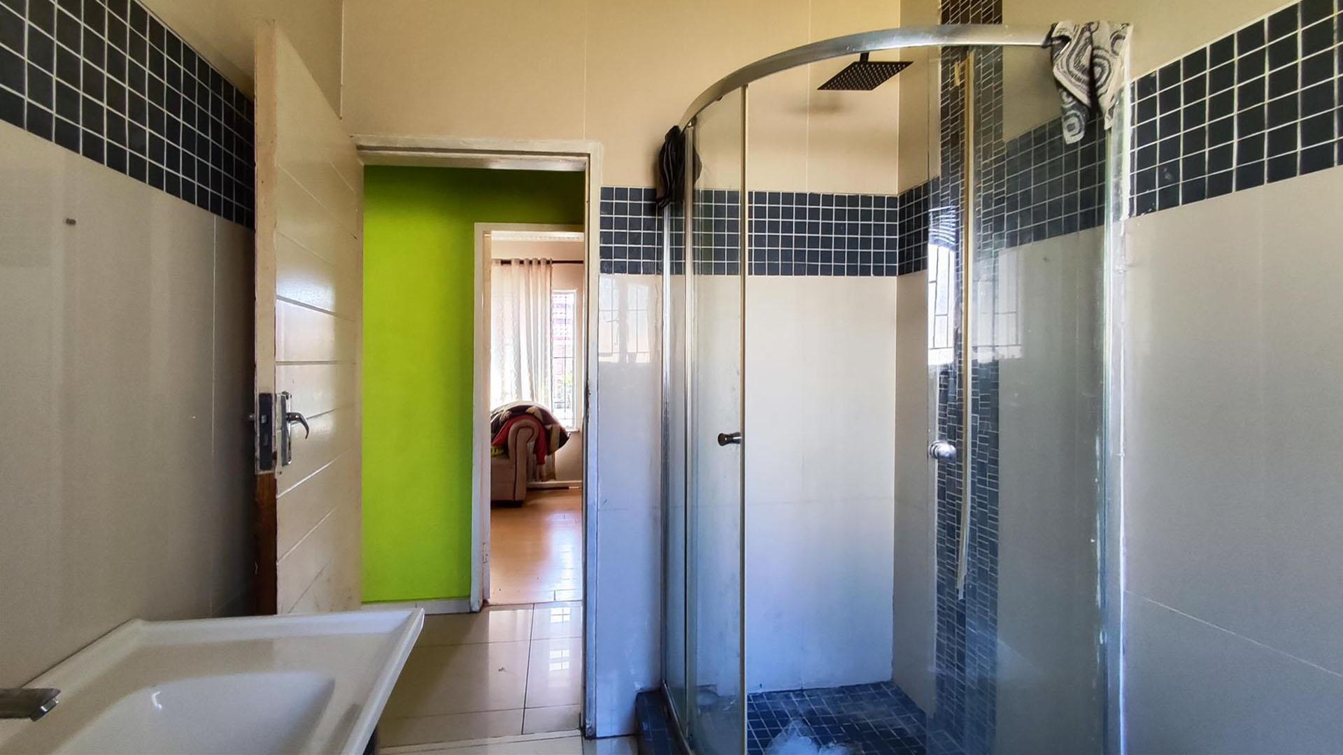 Bathroom 1 - 8 square meters of property in Birch Acres