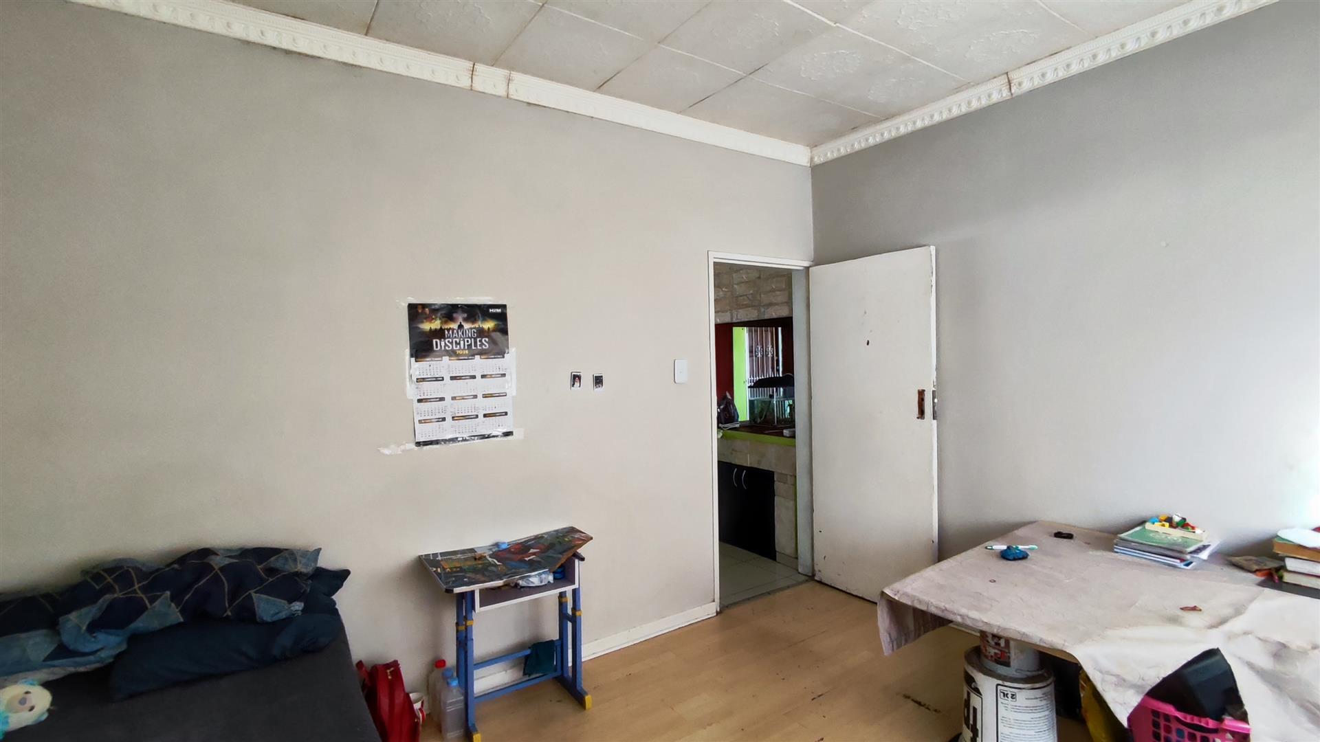 Bed Room 1 - 17 square meters of property in Birch Acres