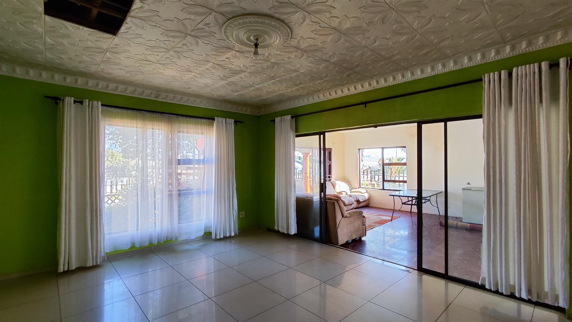 Lounges - 28 square meters of property in Birch Acres