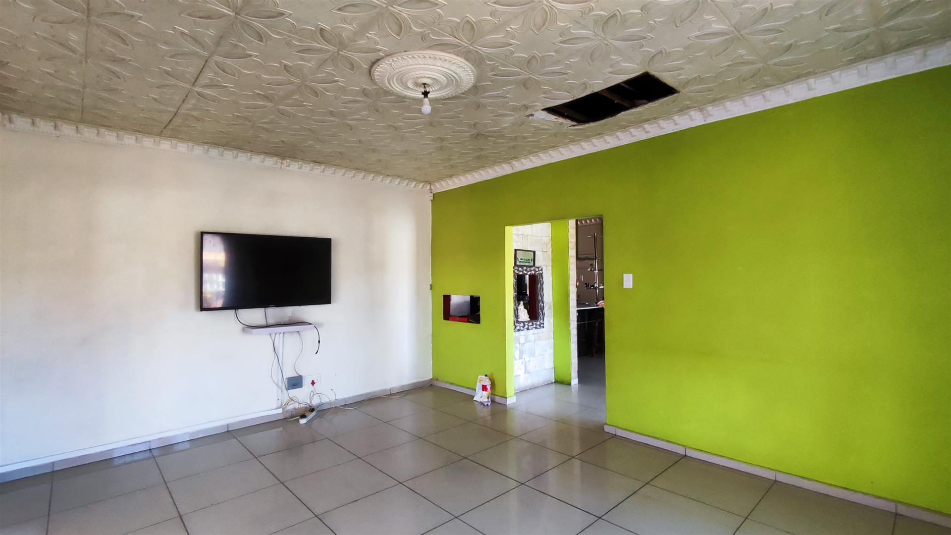 Lounges - 28 square meters of property in Birch Acres