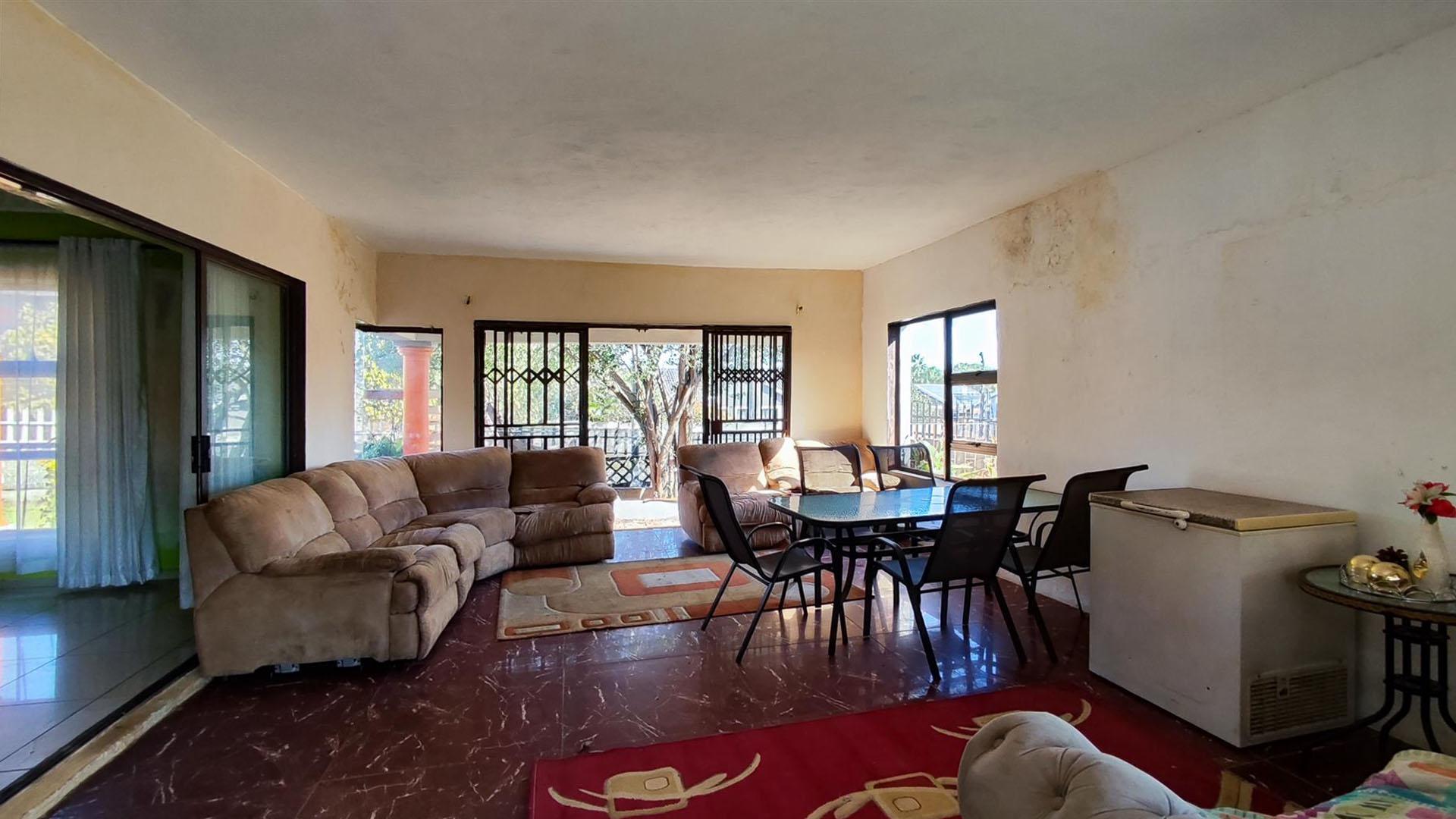 Informal Lounge - 37 square meters of property in Birch Acres