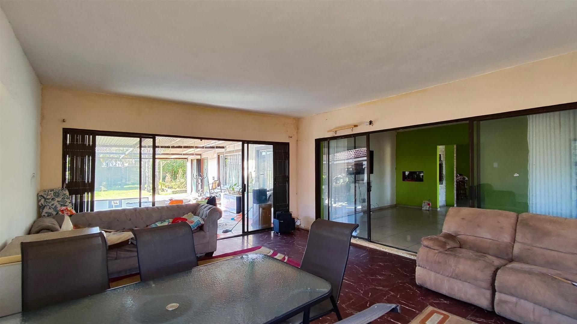 Informal Lounge - 37 square meters of property in Birch Acres