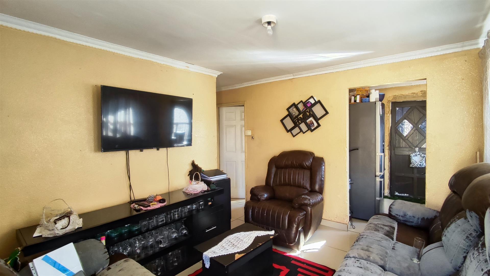 Lounges - 13 square meters of property in Vosloorus