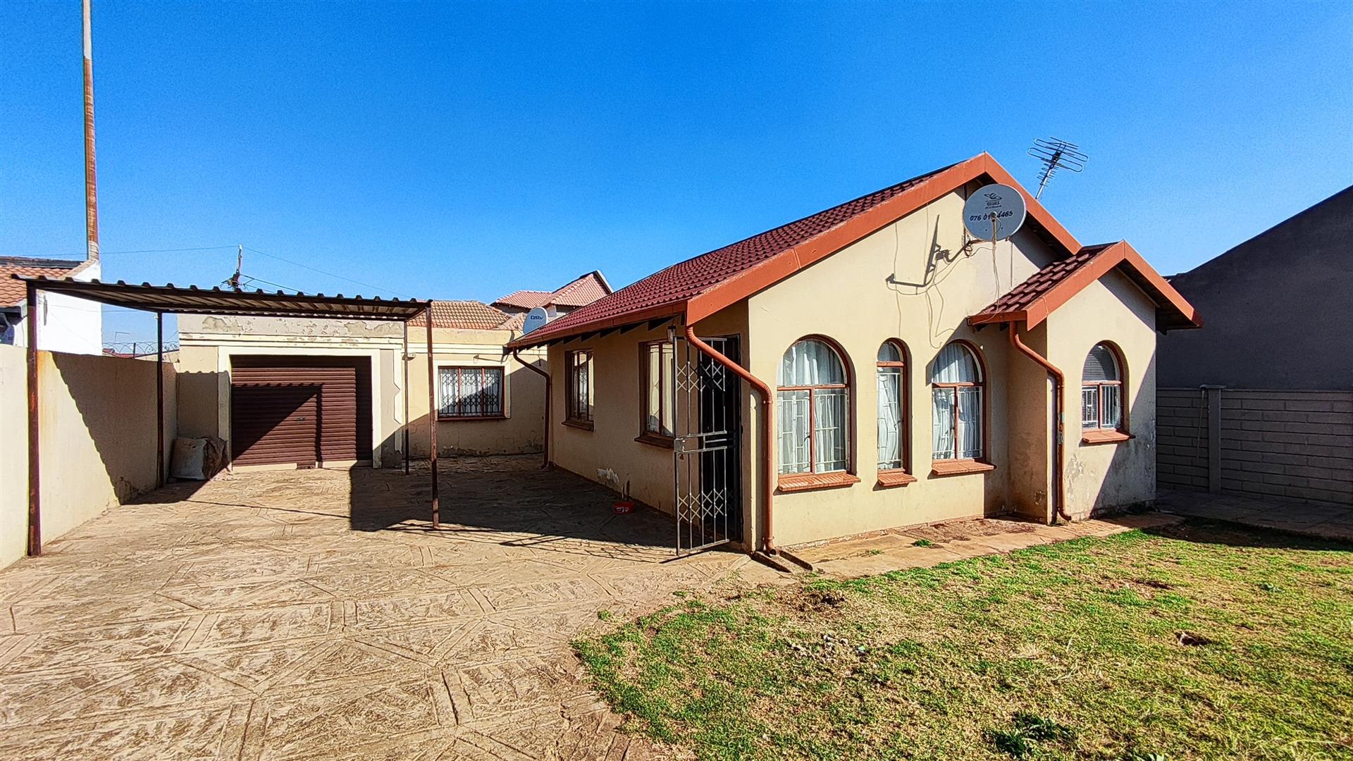Front View of property in Vosloorus