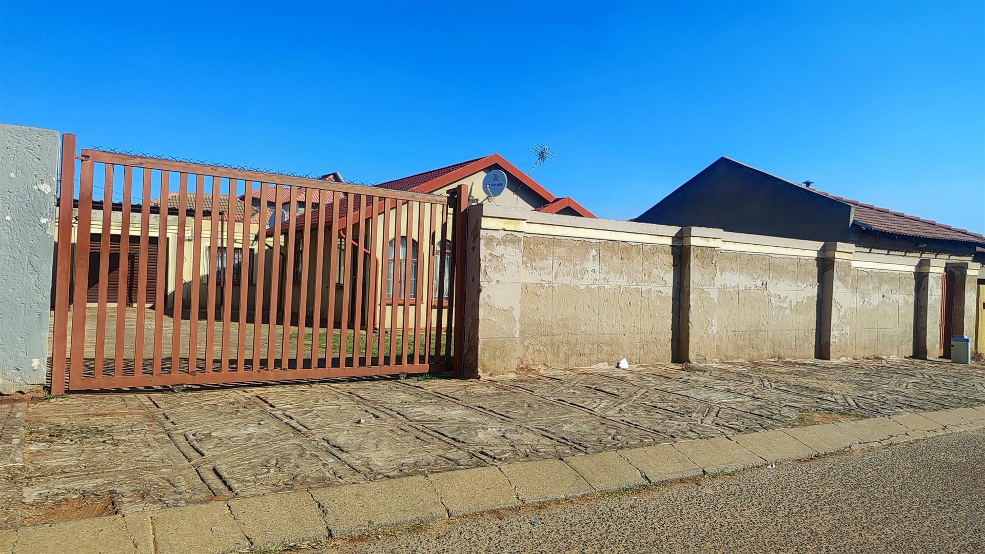 Front View of property in Vosloorus
