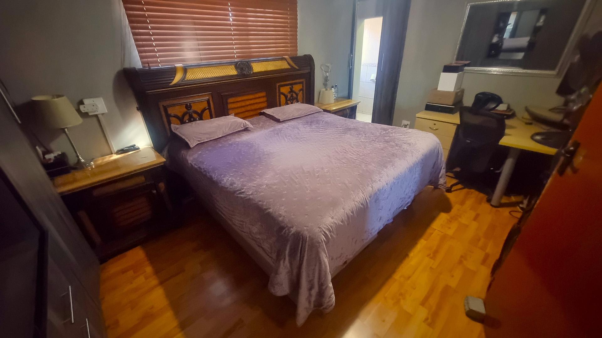Main Bedroom of property in Ilitha Park