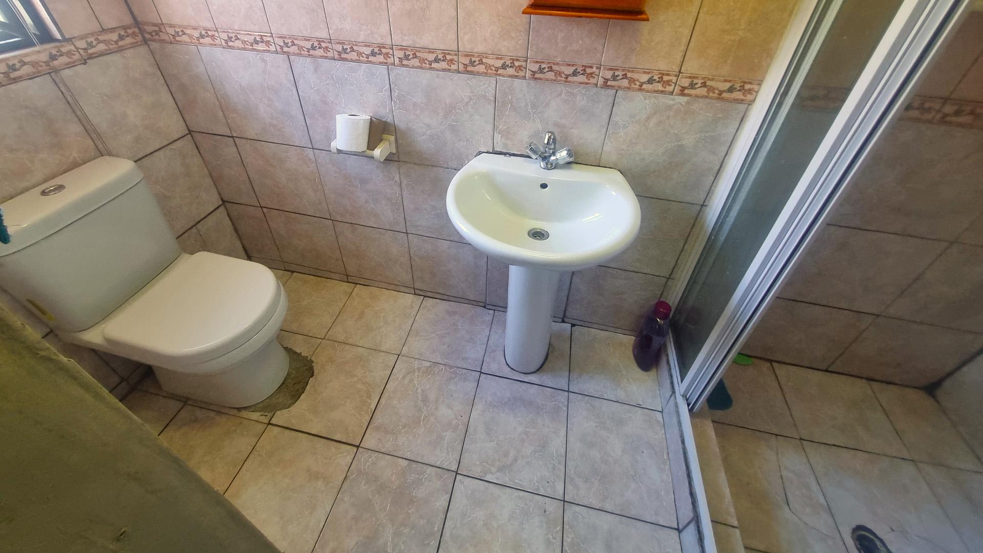 Main Bathroom of property in Ilitha Park