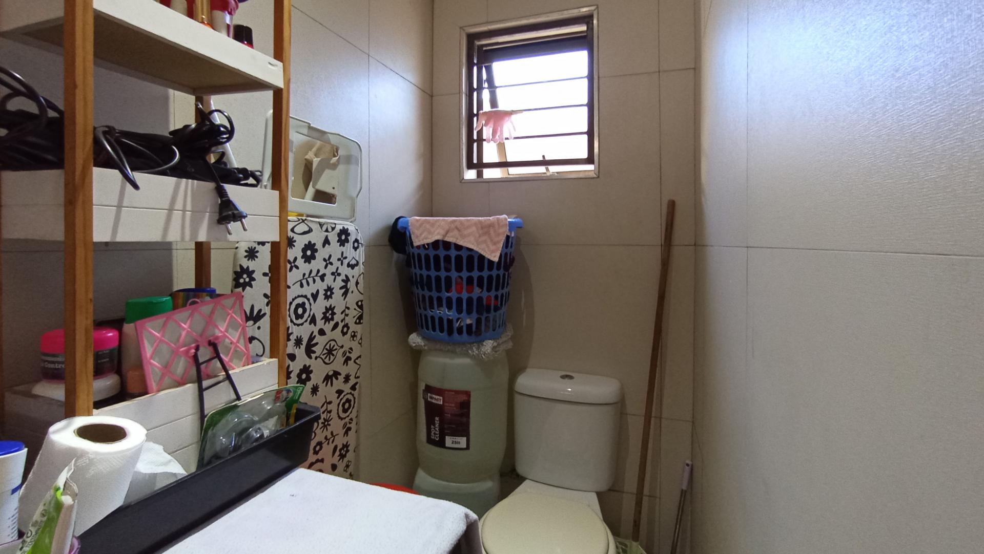 Bathroom 1 - 10 square meters of property in Hurst Hill