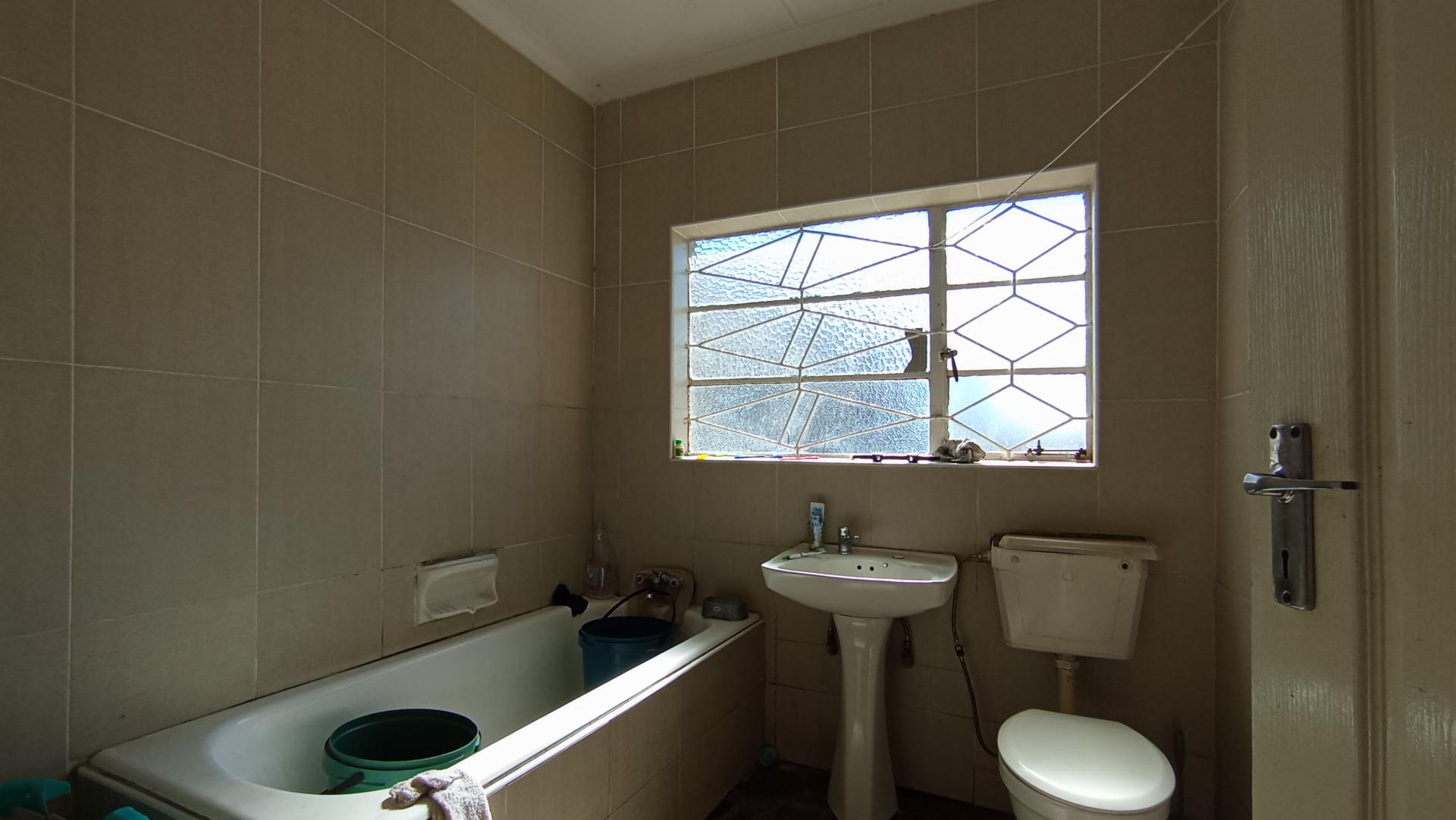 Bathroom 1 - 10 square meters of property in Hurst Hill
