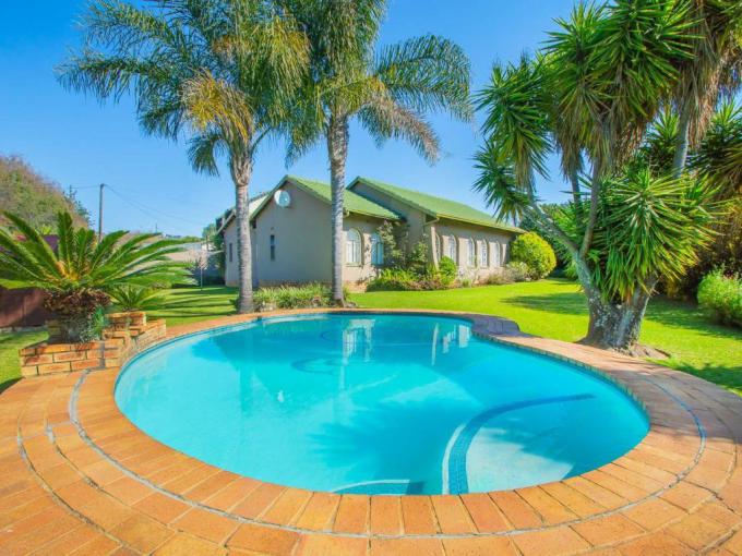 4 Bedroom House for Sale For Sale in Weltevreden Park - MR681639