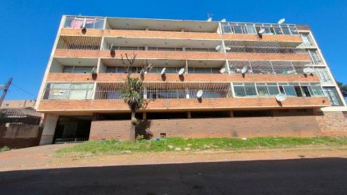 SA Home Loans Sale in Execution 2 Bedroom Sectional Title for Sale in Yeoville - MR681644