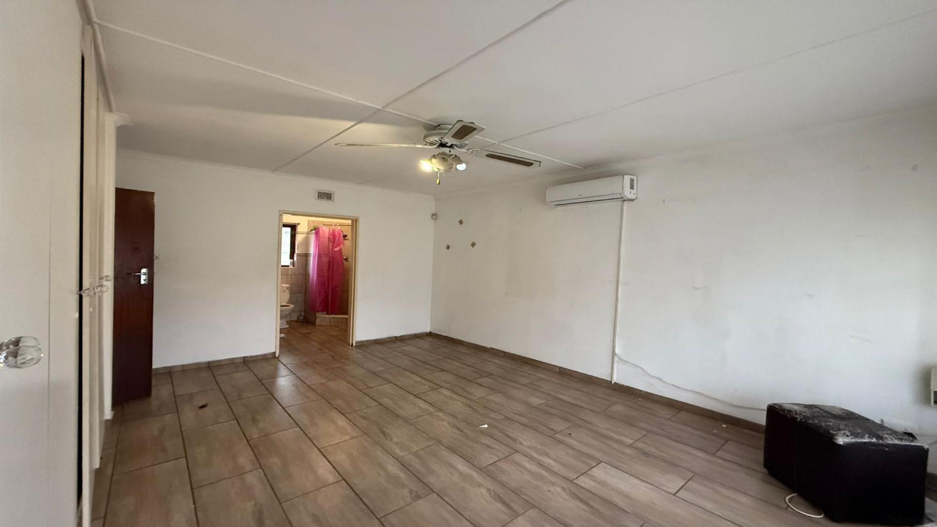 Main Bedroom - 23 square meters of property in Veld En Vlei