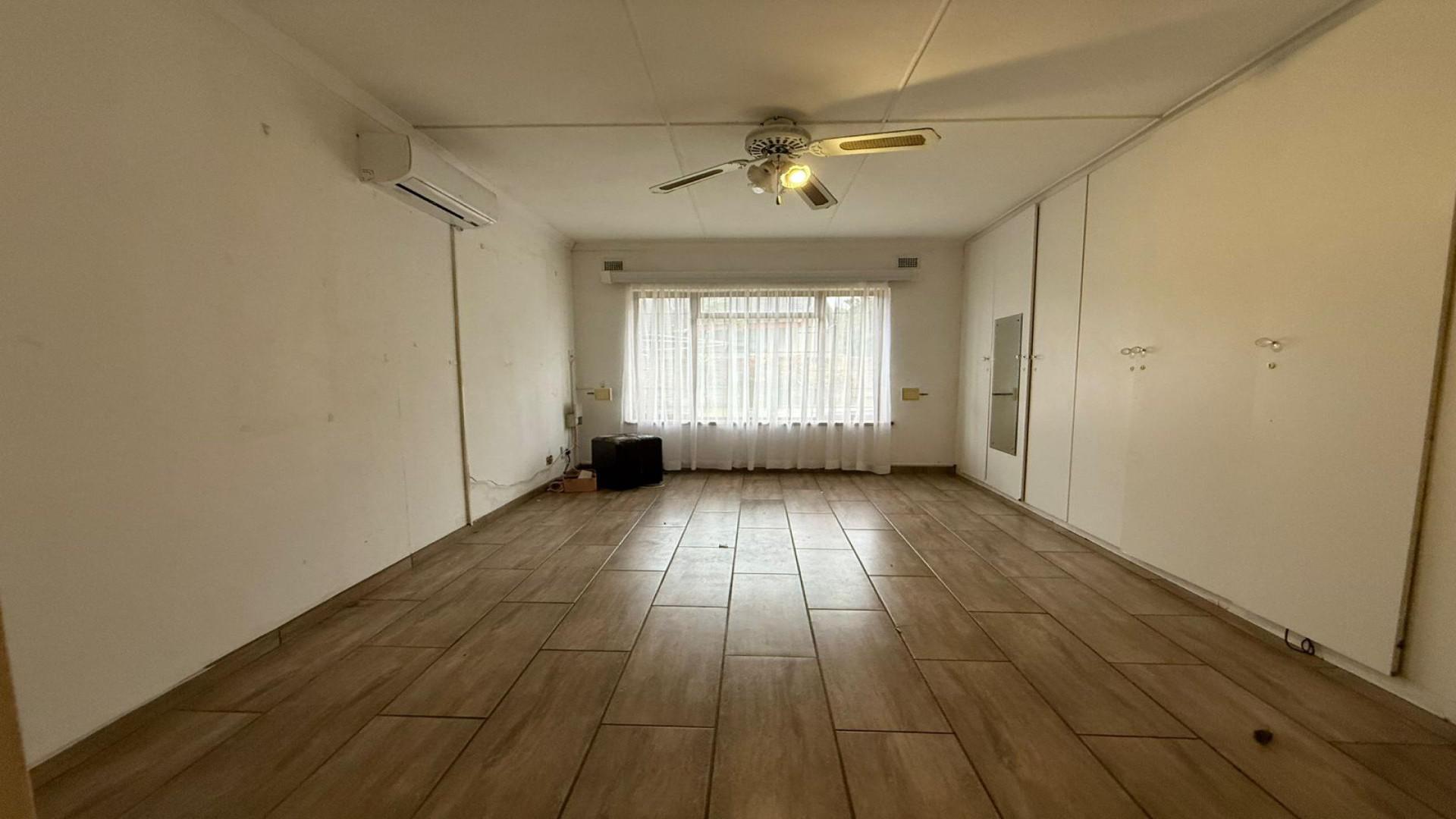 Main Bedroom - 23 square meters of property in Veld En Vlei