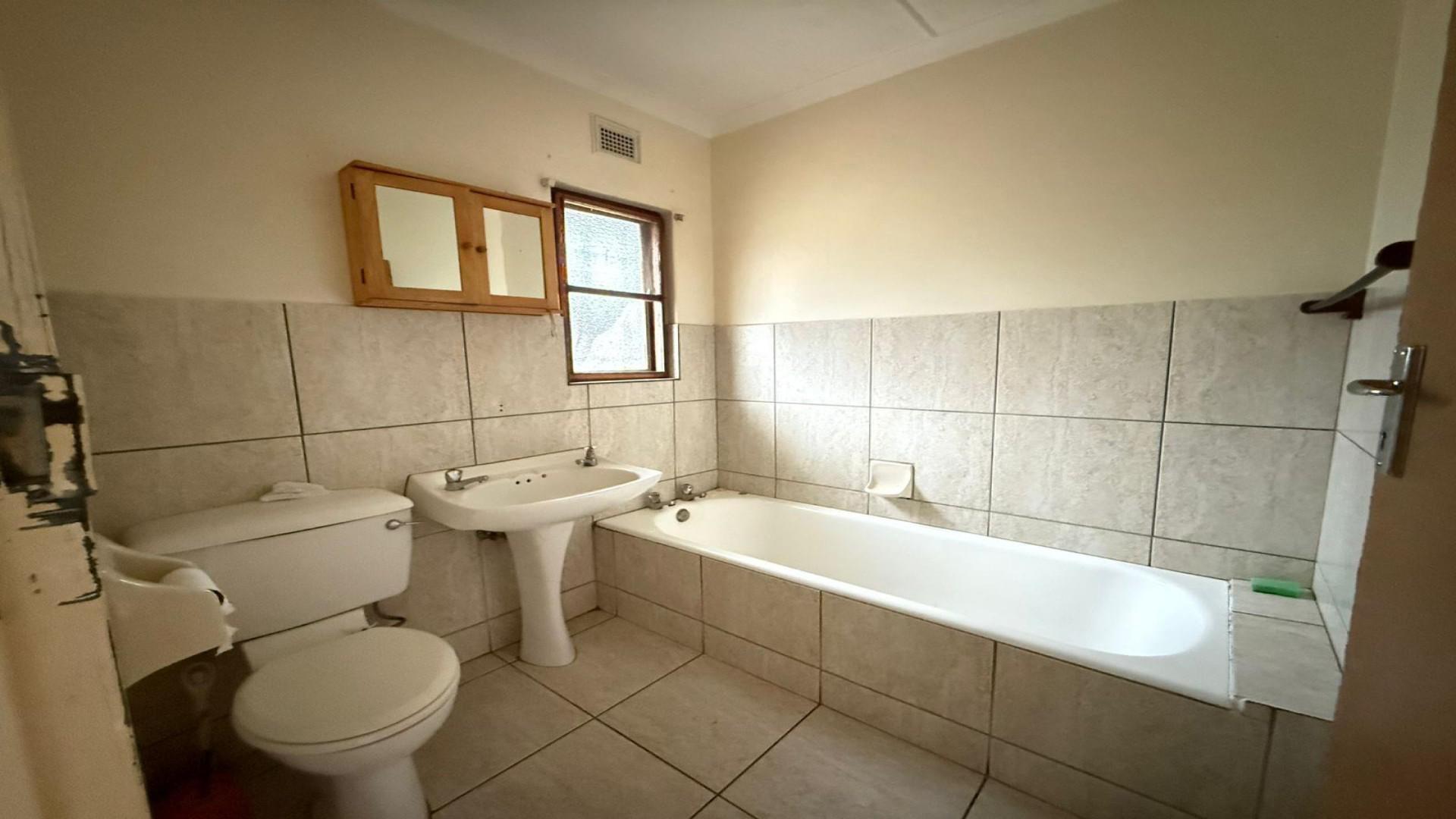 Bathroom 1 - 5 square meters of property in Veld En Vlei