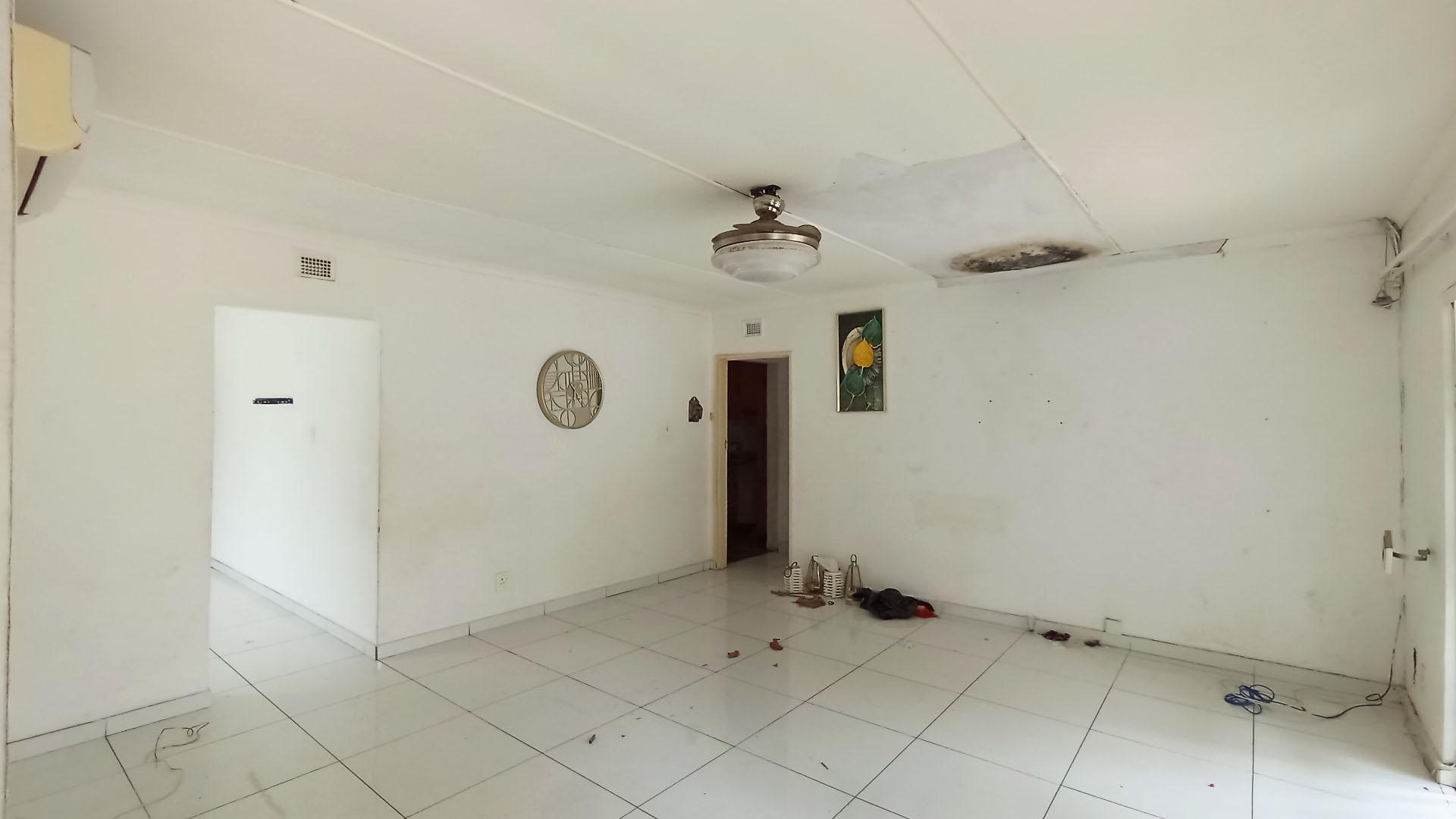Lounges - 28 square meters of property in Veld En Vlei