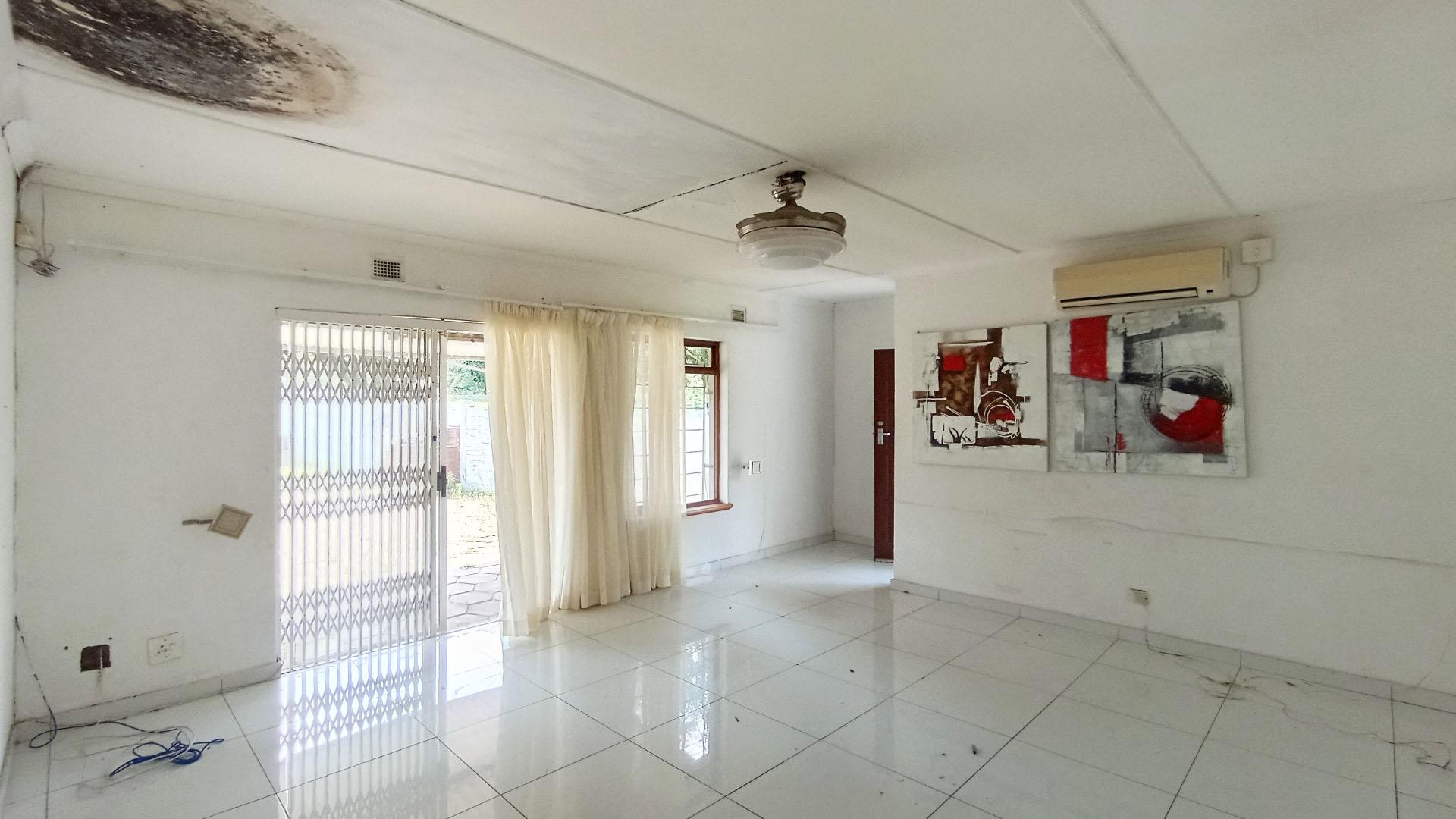 Lounges - 28 square meters of property in Veld En Vlei