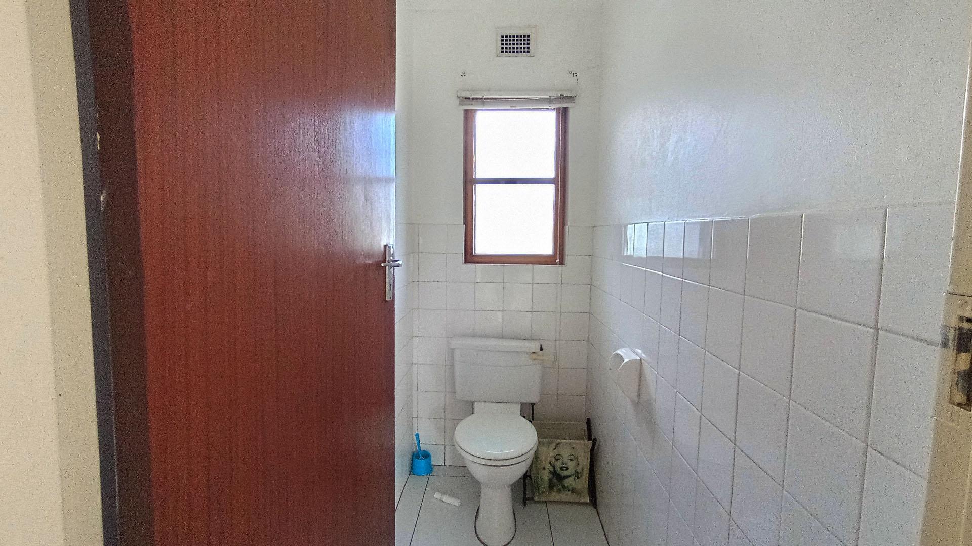 Guest Toilet - 3 square meters of property in Veld En Vlei