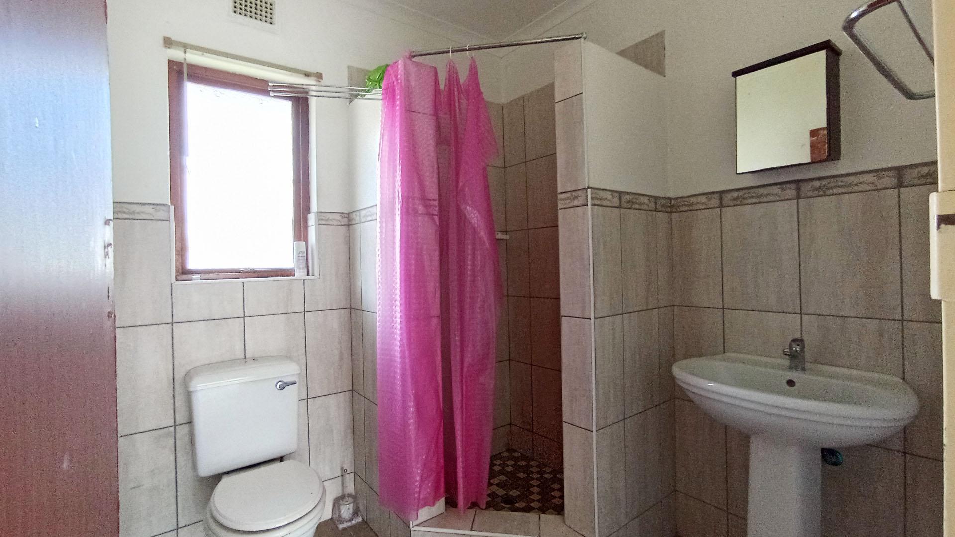 Main Bathroom - 5 square meters of property in Veld En Vlei